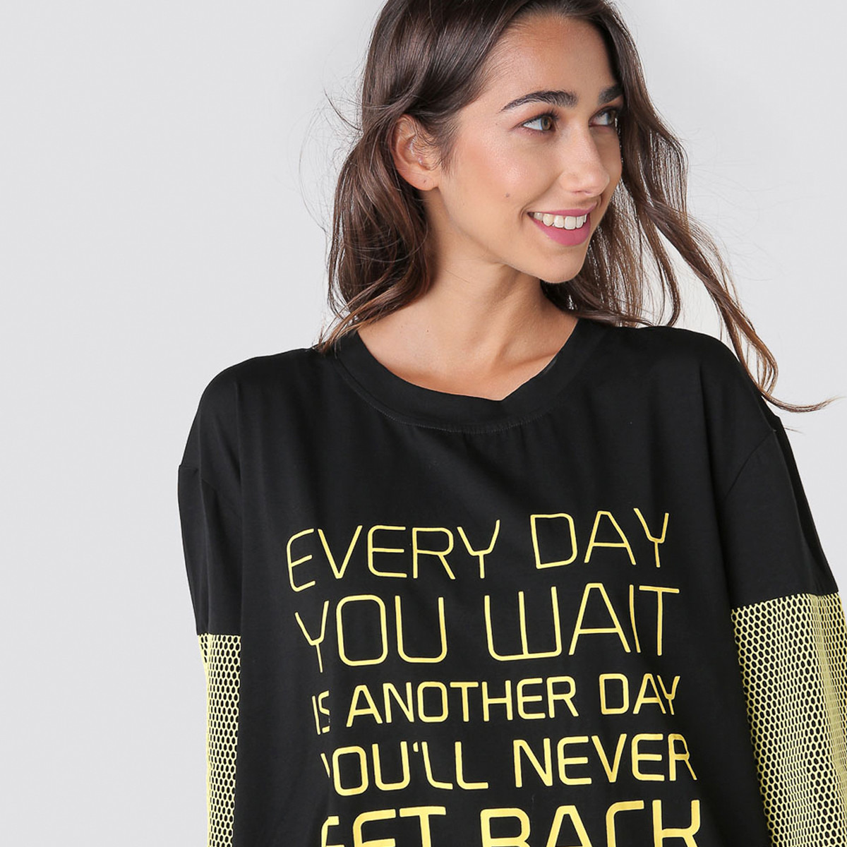 بلوزة بياقة مستديرة وأكمام 3/4 وتفاصيل شعار من أنوتاه-women-clothing-tshirts-image-2
