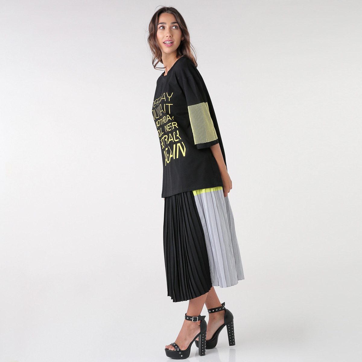 بلوزة بياقة مستديرة وأكمام 3/4 وتفاصيل شعار من أنوتاه-women-clothing-tshirts-image-3