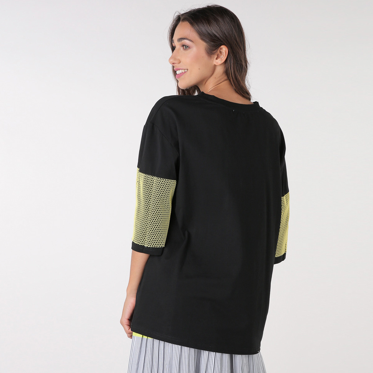 بلوزة بياقة مستديرة وأكمام 3/4 وتفاصيل شعار من أنوتاه-women-clothing-tshirts-image-4