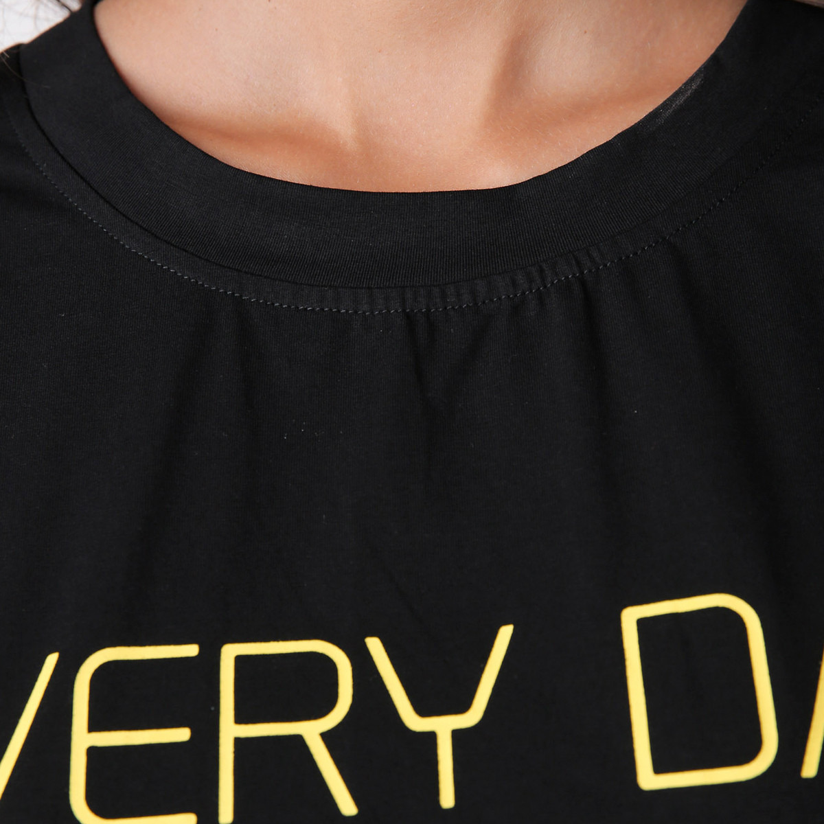 بلوزة بياقة مستديرة وأكمام 3/4 وتفاصيل شعار من أنوتاه-women-clothing-tshirts-image-5