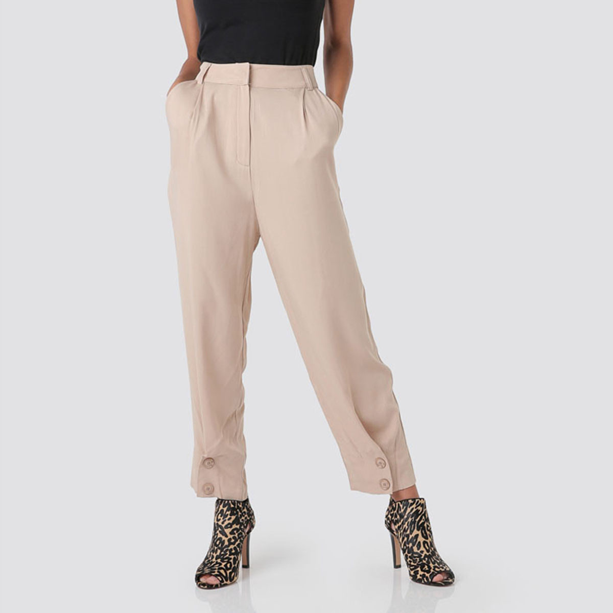 بنطلون طويل بقصة عادية و بخصر متوسّط الارتفاع وجيوب من أنوتاه-women-clothing-bottoms-trousers-image-1