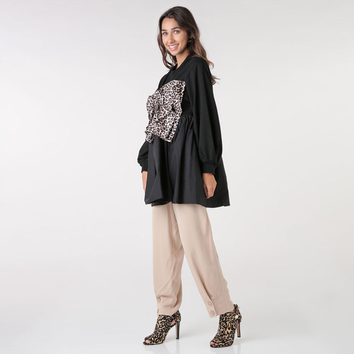 بنطلون طويل بقصة عادية و بخصر متوسّط الارتفاع وجيوب من أنوتاه-women-clothing-bottoms-trousers-image-2