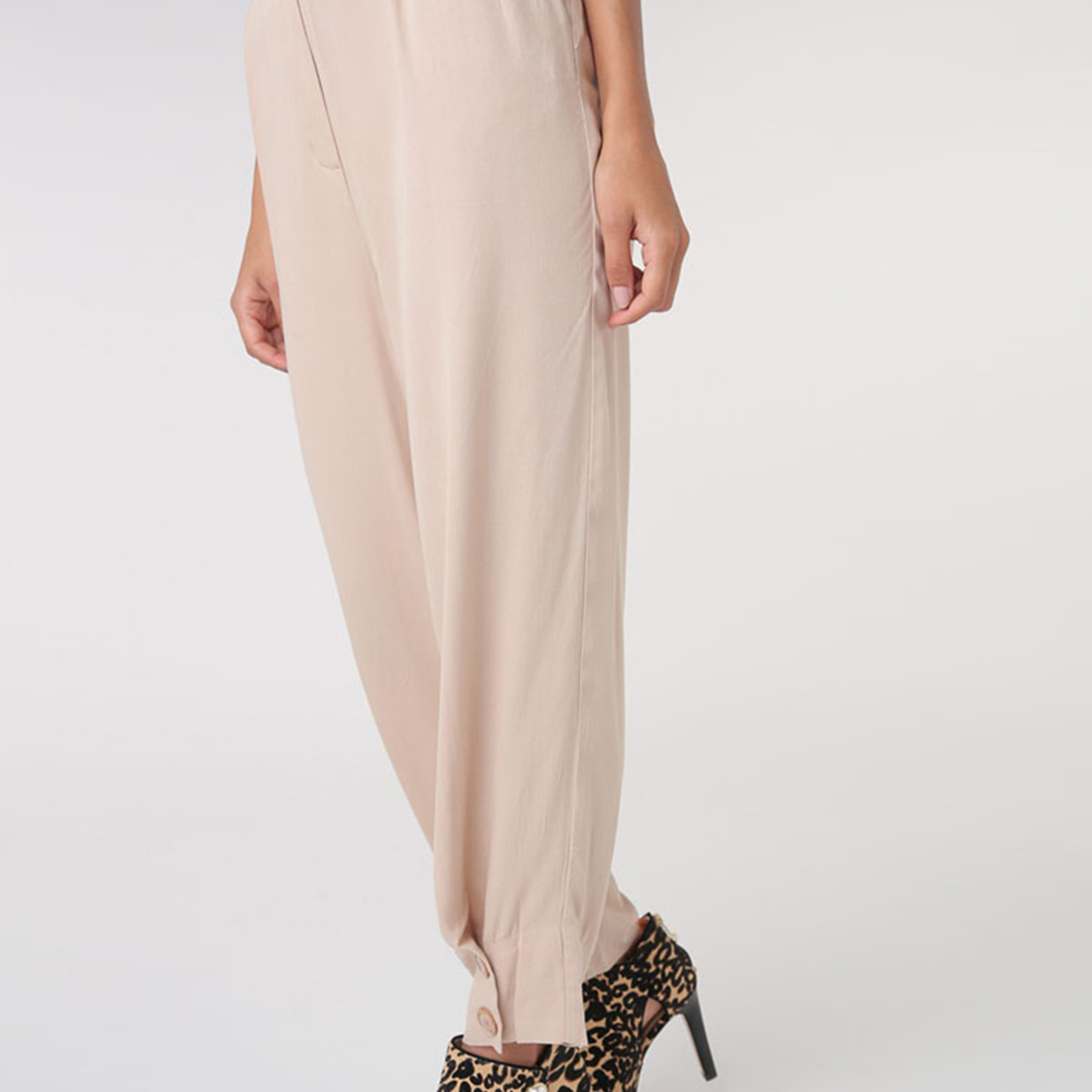 بنطلون طويل بقصة عادية و بخصر متوسّط الارتفاع وجيوب من أنوتاه-women-clothing-bottoms-trousers-image-4