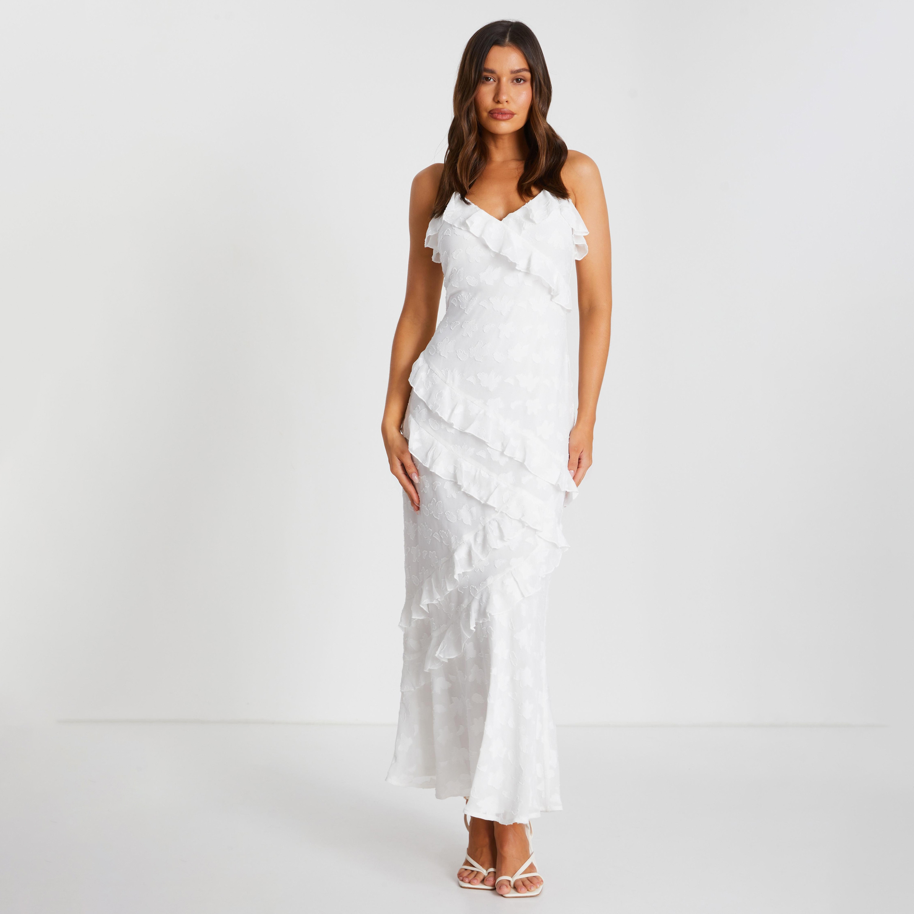 فستان ميداكسي بكشكشة ورقبة على شكل حرف V من الشيفون الأبيض من كويز-women-clothing-dresses-image-1