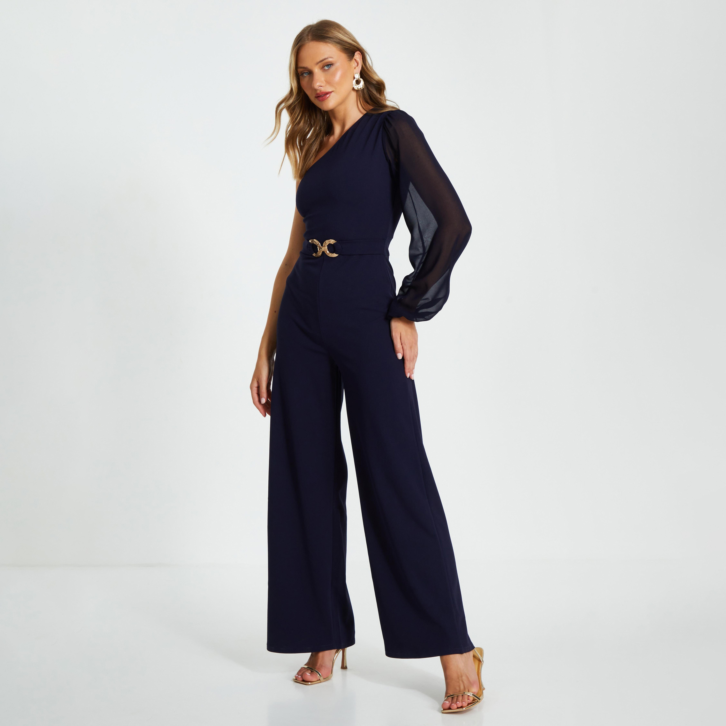 جمبسوت نسائي بالازو ذو كريب سكوبا بلون داكن بكتف واحد مع مشبك ذهبي من كويز-women-clothing-jumpsuits-image-3