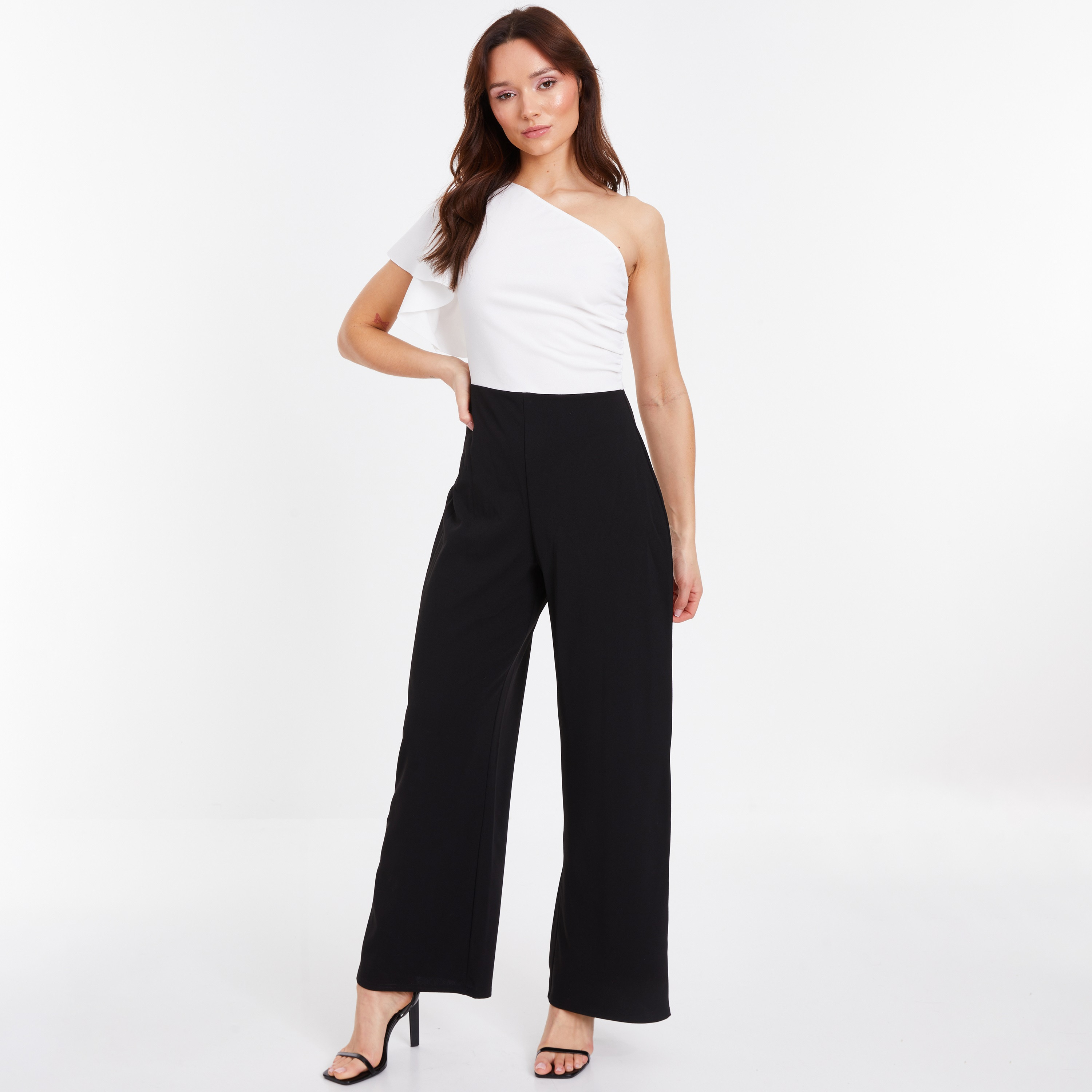 جمبسوت نسائي ذو كريب سكوبا بلون أسود وأبيض بكتف واحد مع مشبك ذهبي من كويز-women-clothing-jumpsuits-image-1