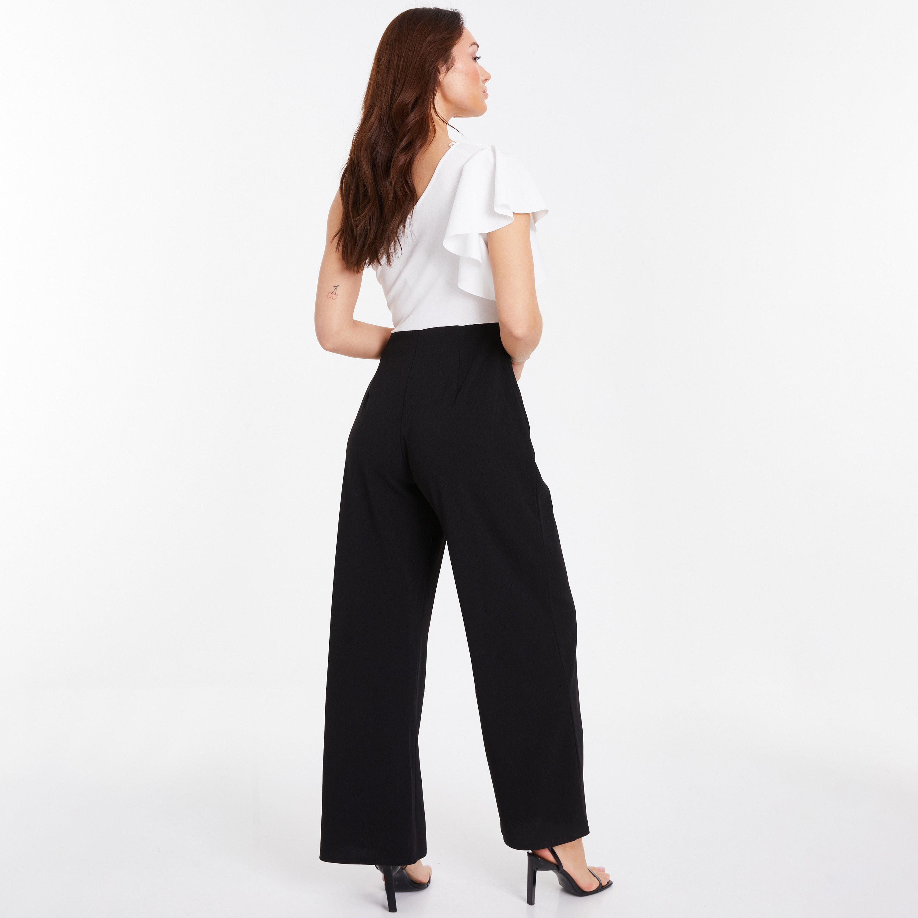 جمبسوت نسائي ذو كريب سكوبا بلون أسود وأبيض بكتف واحد مع مشبك ذهبي من كويز-women-clothing-jumpsuits-image-2