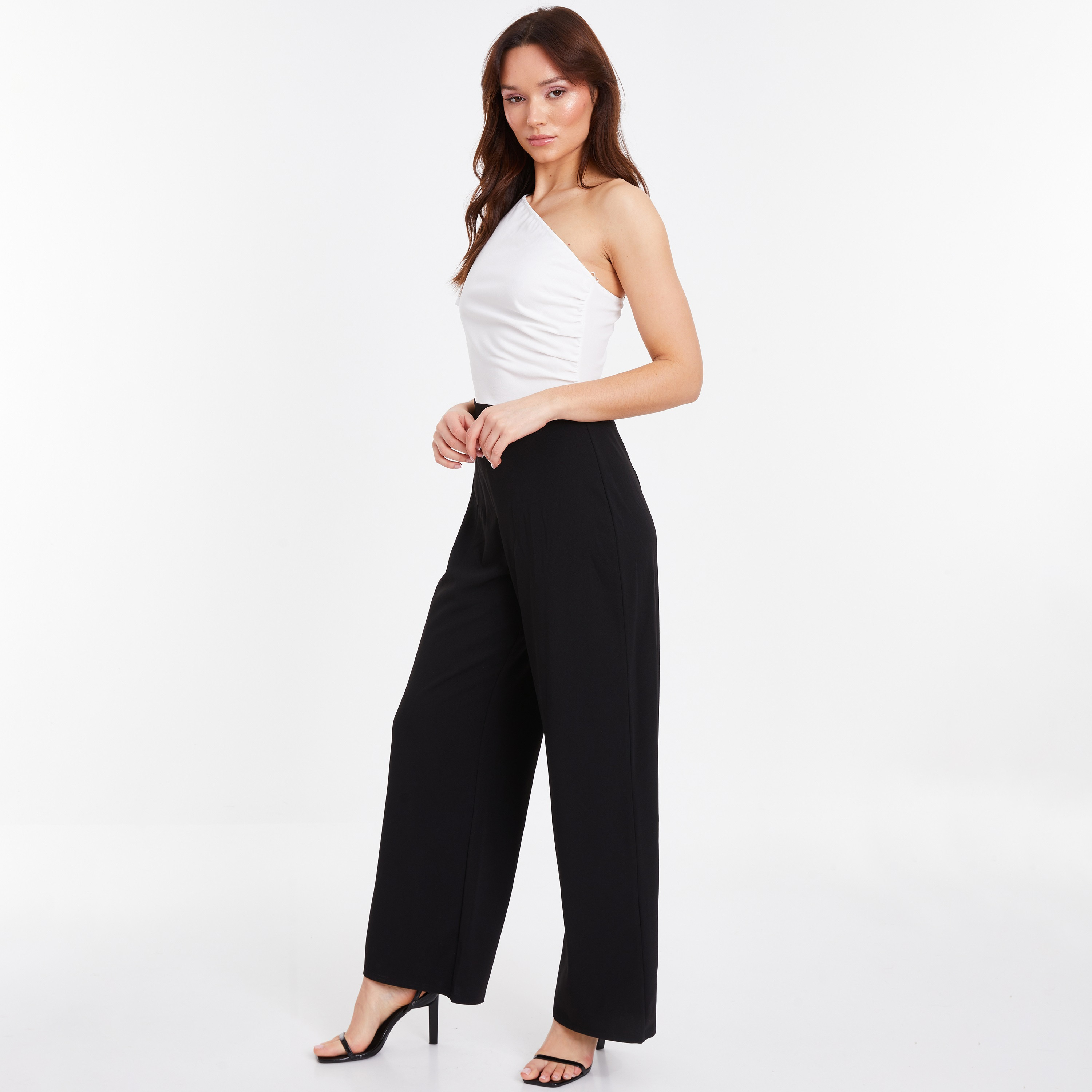 جمبسوت نسائي ذو كريب سكوبا بلون أسود وأبيض بكتف واحد مع مشبك ذهبي من كويز-women-clothing-jumpsuits-image-3