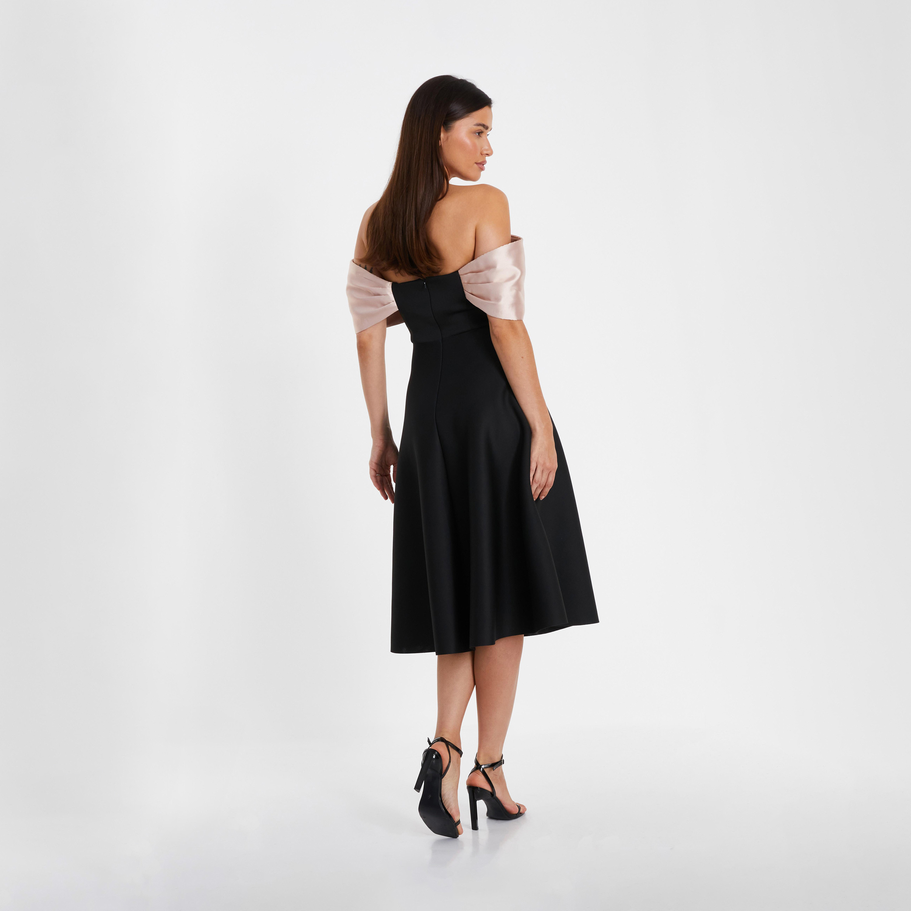 كويز-  فستان سهرة قصير من الساتان الأسود بقصة باردو-women-clothing-dresses-image-2