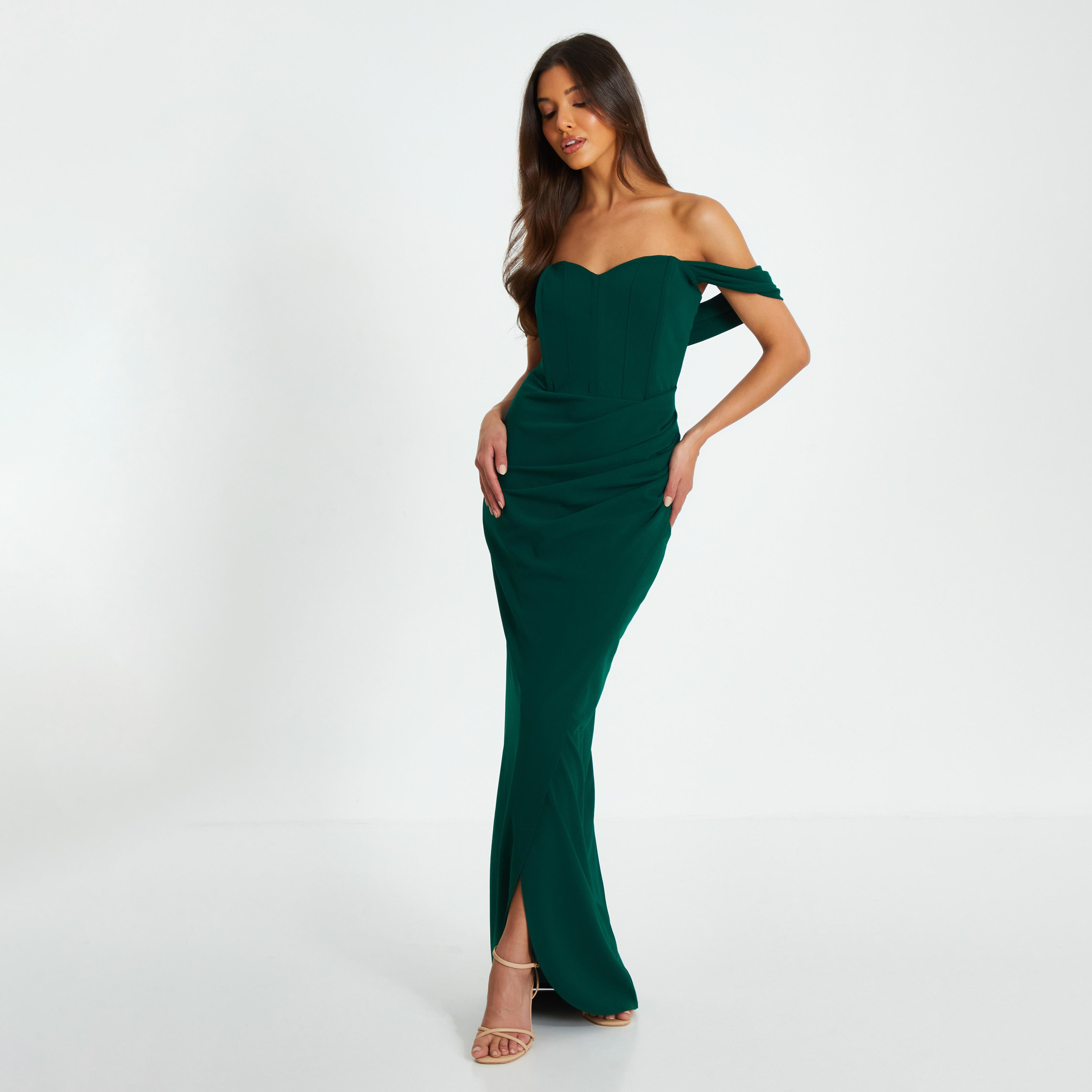كويز- فستان سهرة ماكسي أخضر بقصّة باردو متقاطعة من قماش الكريب-women-clothing-dresses-image-2
