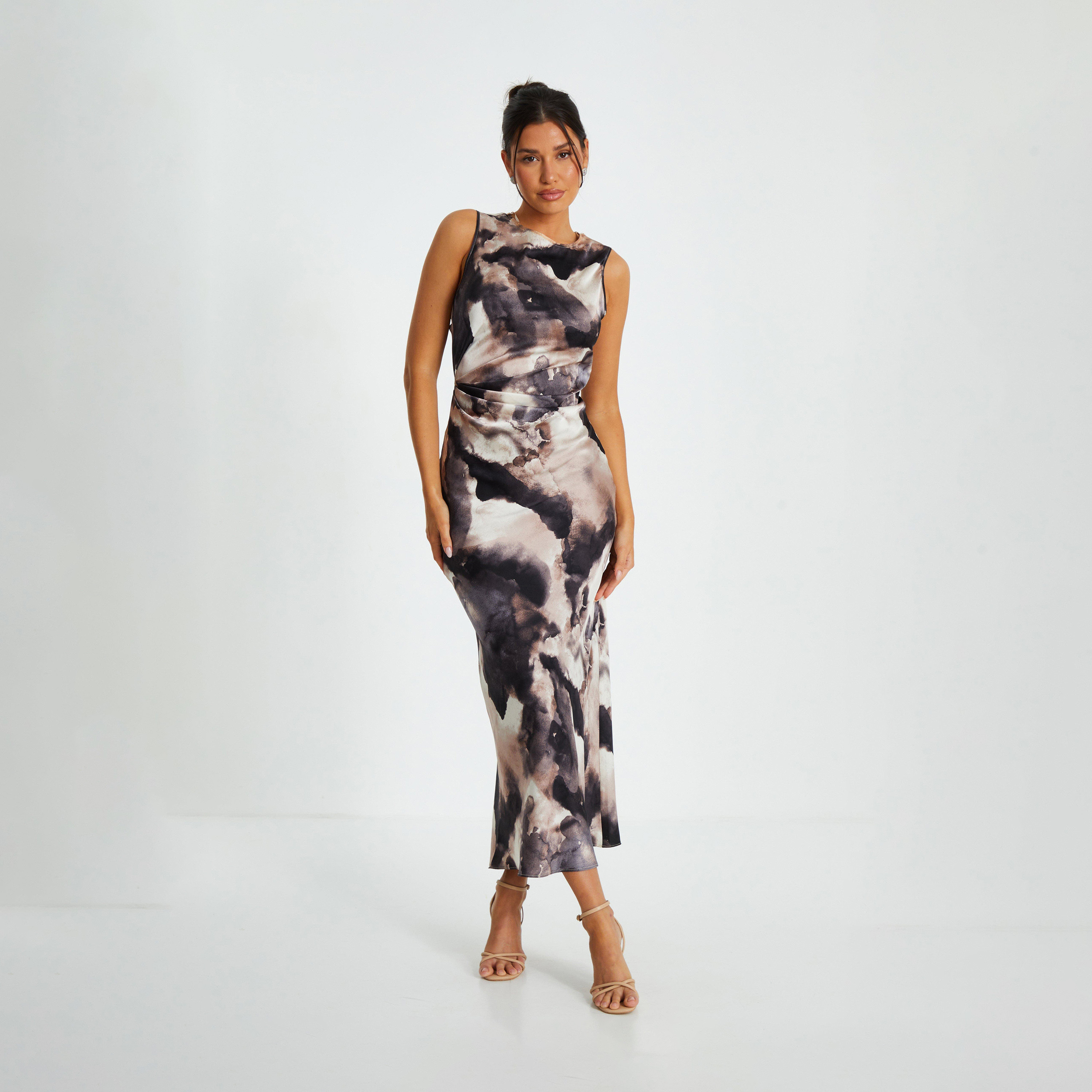 كويز- فستان سهرة ميداكسي أسود بدون أكمام من الساتان الرخامي مع خصر مكشكش-women-clothing-dresses-image-1