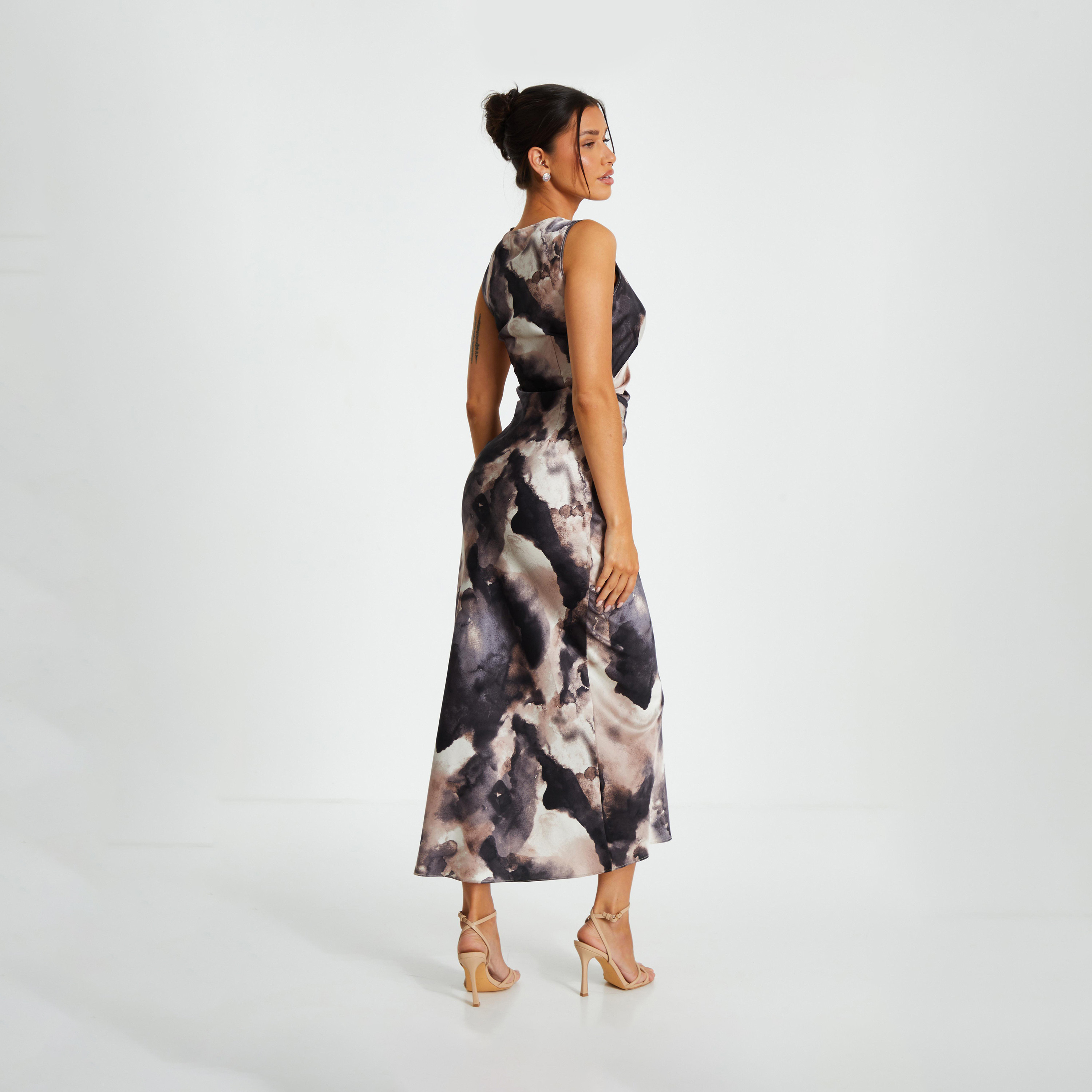 كويز- فستان سهرة ميداكسي أسود بدون أكمام من الساتان الرخامي مع خصر مكشكش-women-clothing-dresses-image-2
