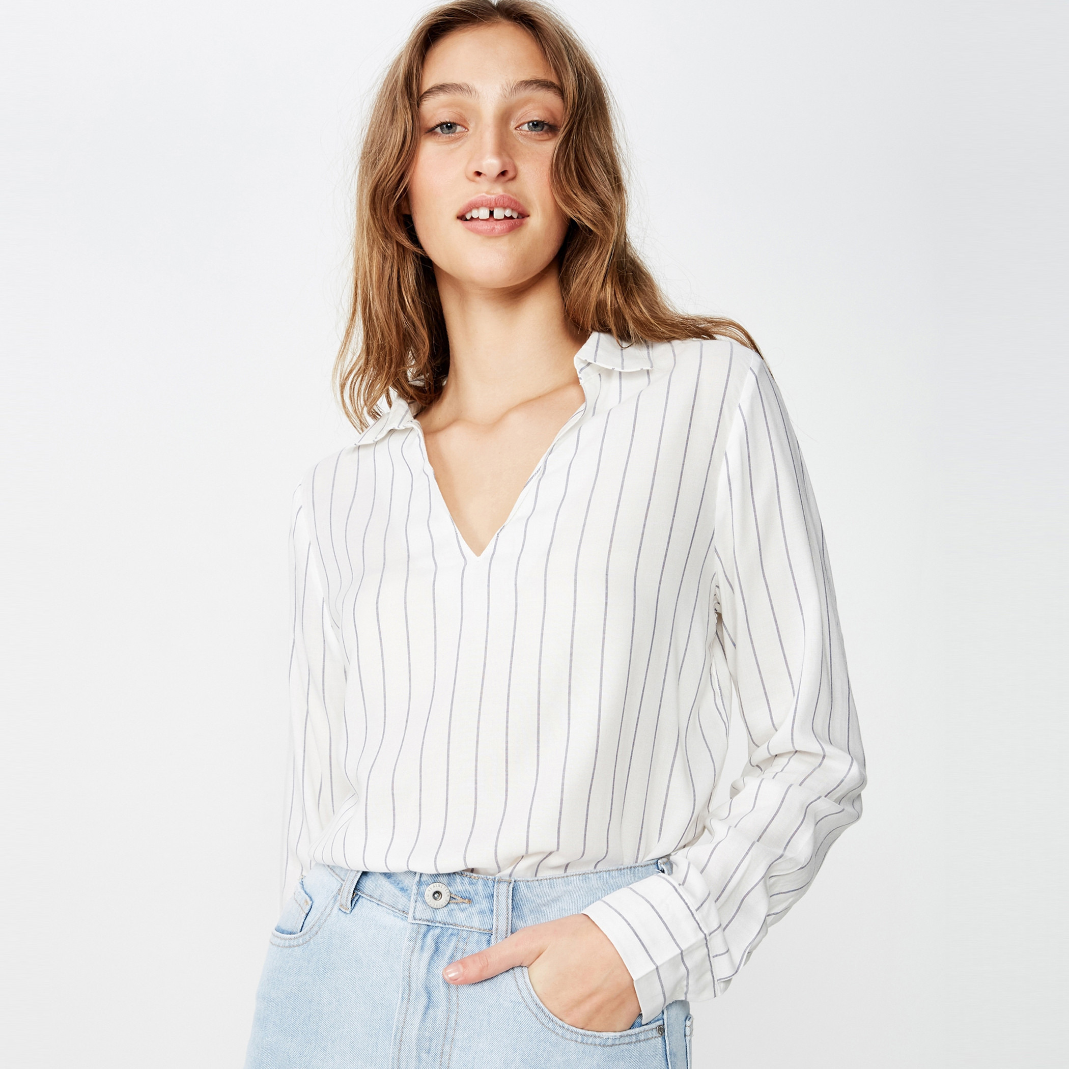 بلوزة مخطّطة مع ياقة v وأكمام قصيرة من كوتون أون-women-clothing-shirtsandblouses-blouses-image-1