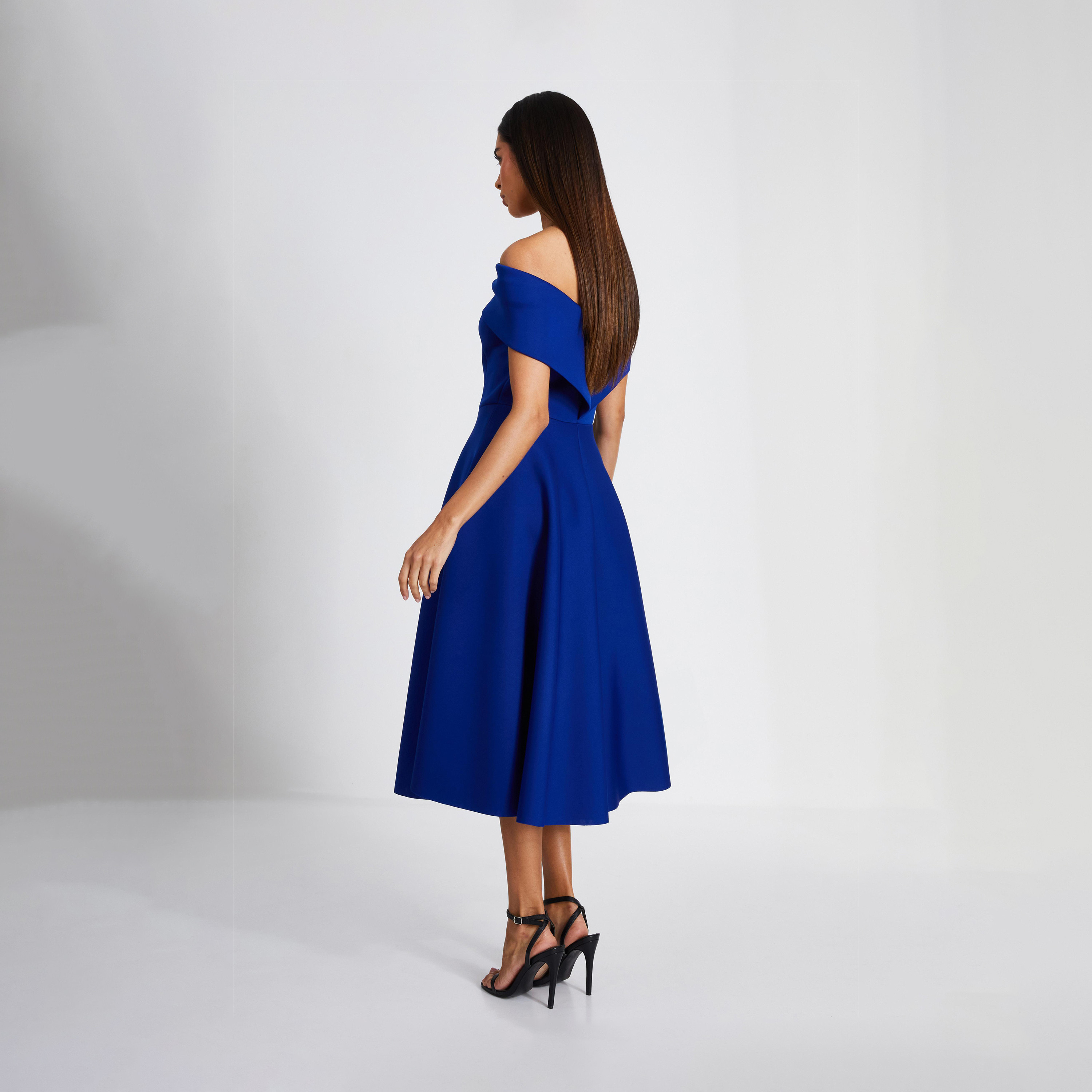كويز-  فستان مخملي متوسط ​​الطول أزرق ملكي وفيونكة وكشكشة-women-clothing-dresses-image-2