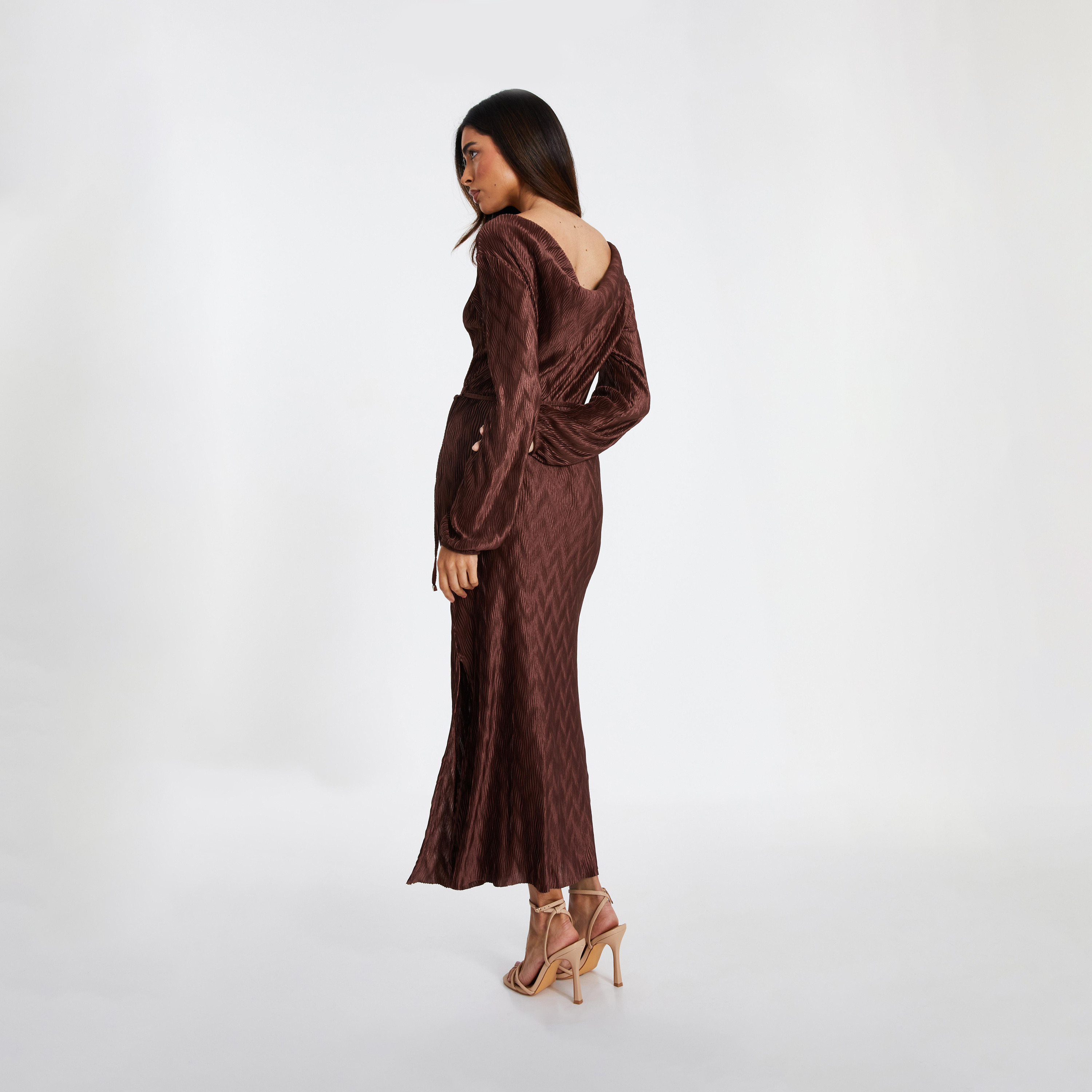 كويز- فستان ميداكسي (طول متوسط) بني بأكمام طويلة وحزام خصر برباط-women-clothing-dresses-image-2