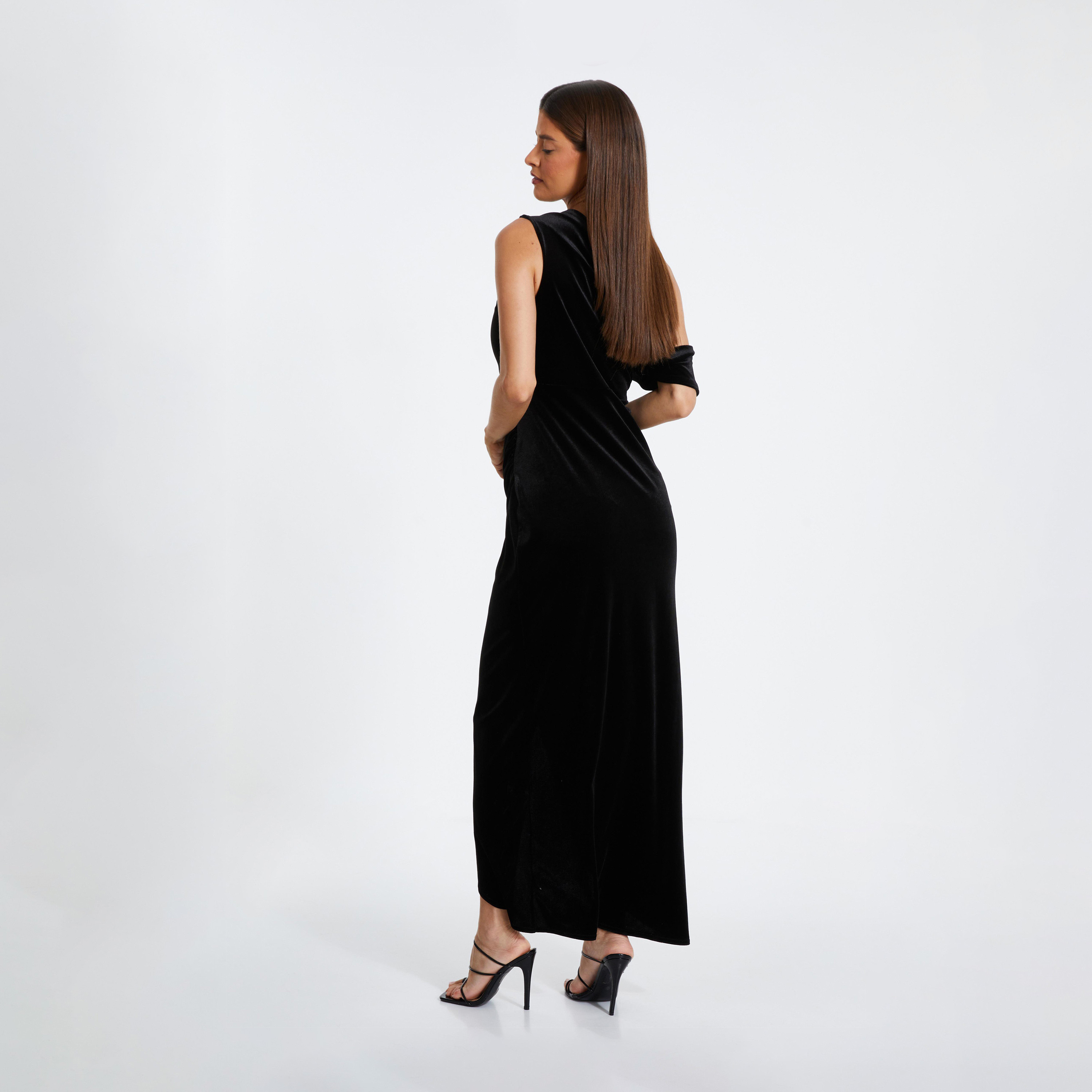 كويز-  فستان سهرة أسود من قماش ميداكسي مخملي غير متماثل-women-clothing-dresses-image-2