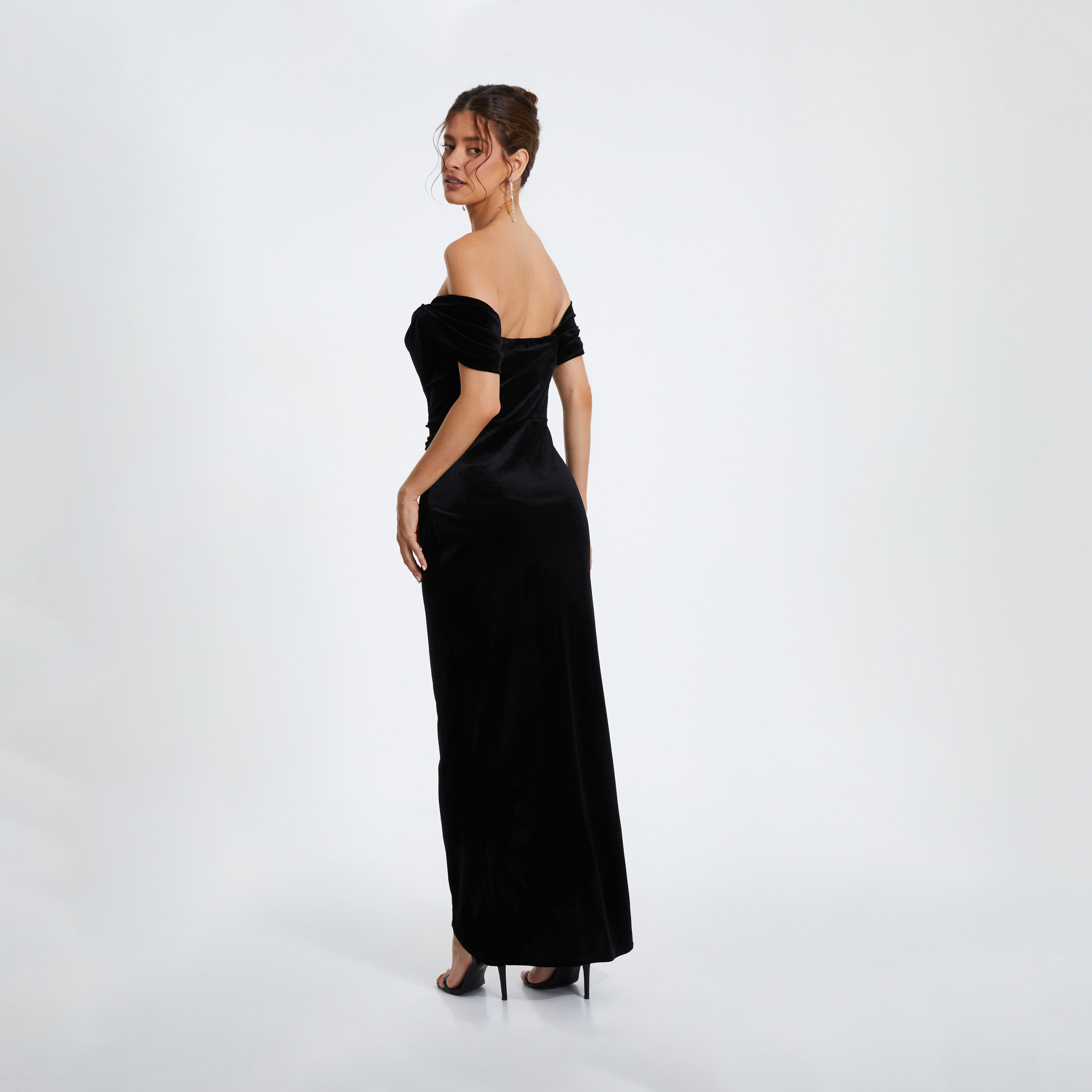كويز-  فستان سهرة ماكسي من المخمل الأسود بقصة باردو-women-clothing-dresses-image-2