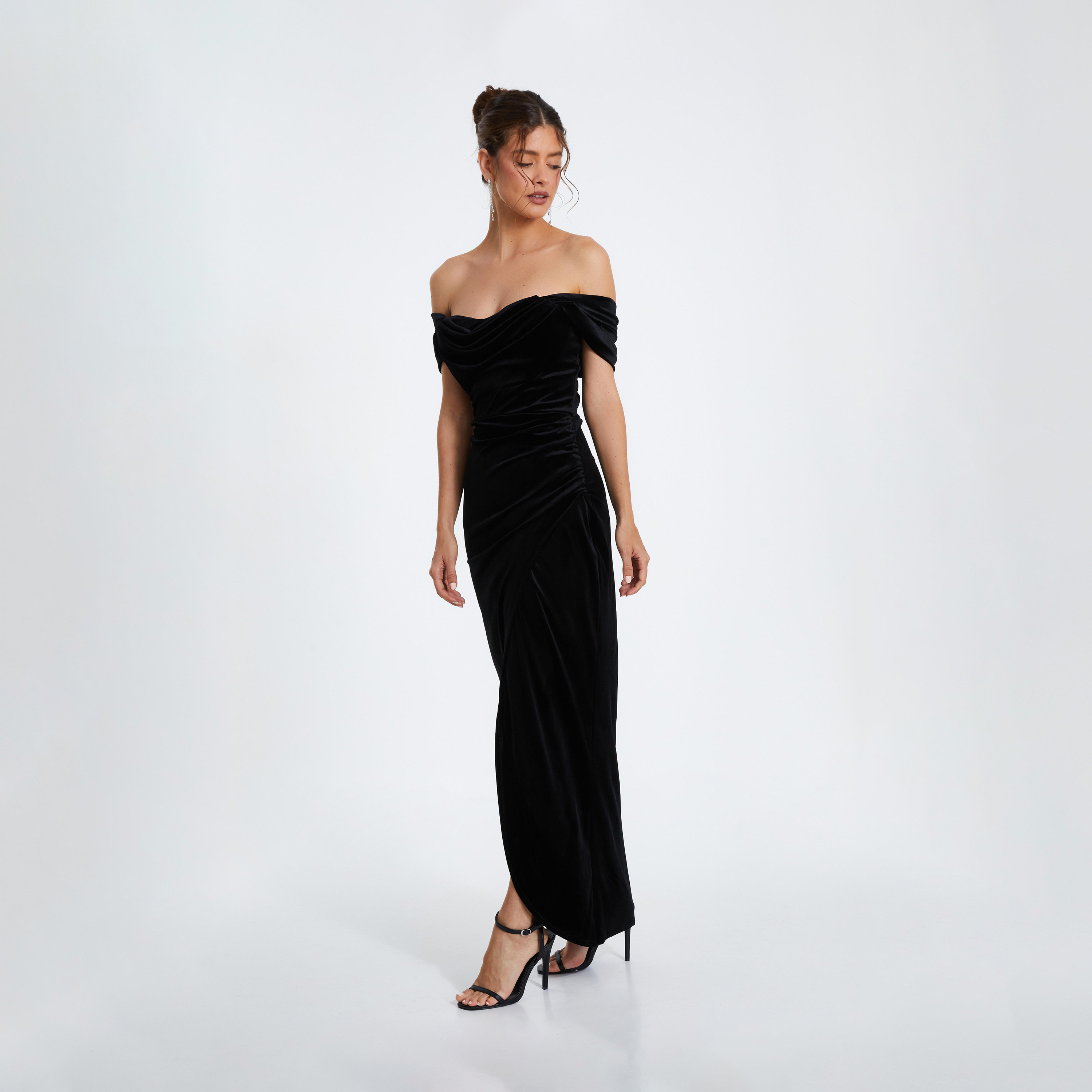 كويز-  فستان سهرة ماكسي من المخمل الأسود بقصة باردو-women-clothing-dresses-image-3