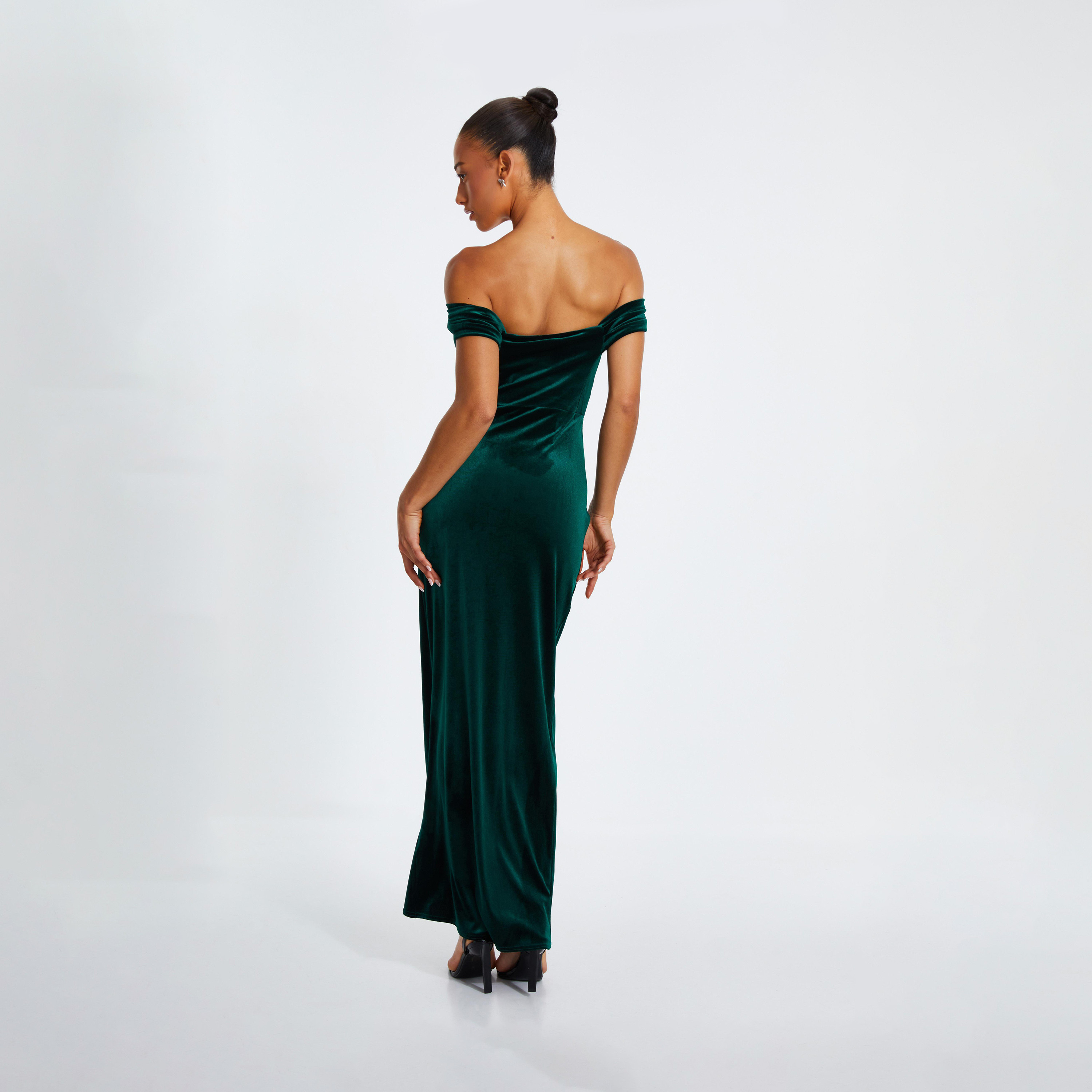كويز-  فستان سهرة ماكسي من المخمل الأسود بقصة باردو-women-clothing-dresses-image-2