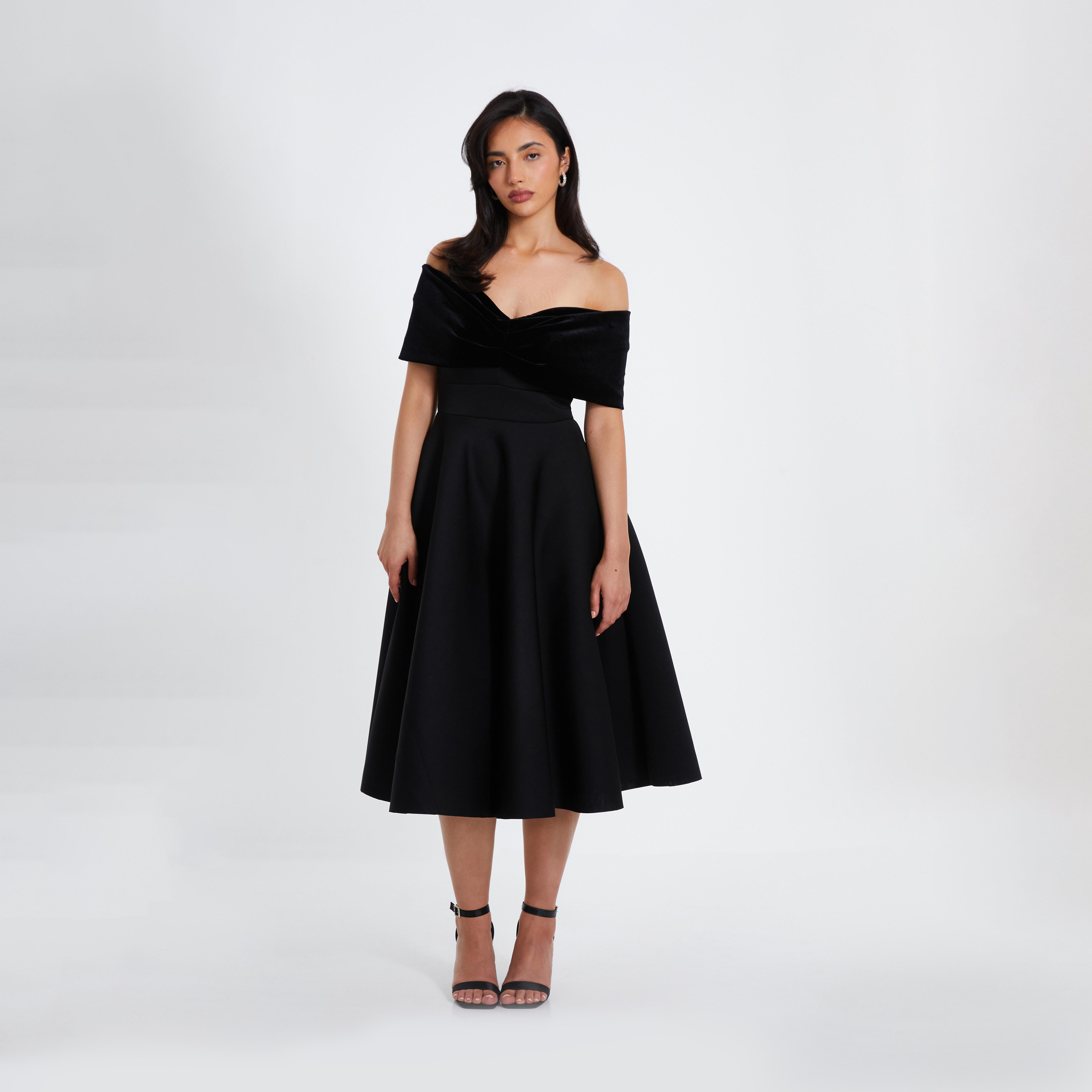 كويز- فستان سهرة ميدي أسود بكتف مكشوف من المخمل وفوم الكريب-women-clothing-dresses-image-1