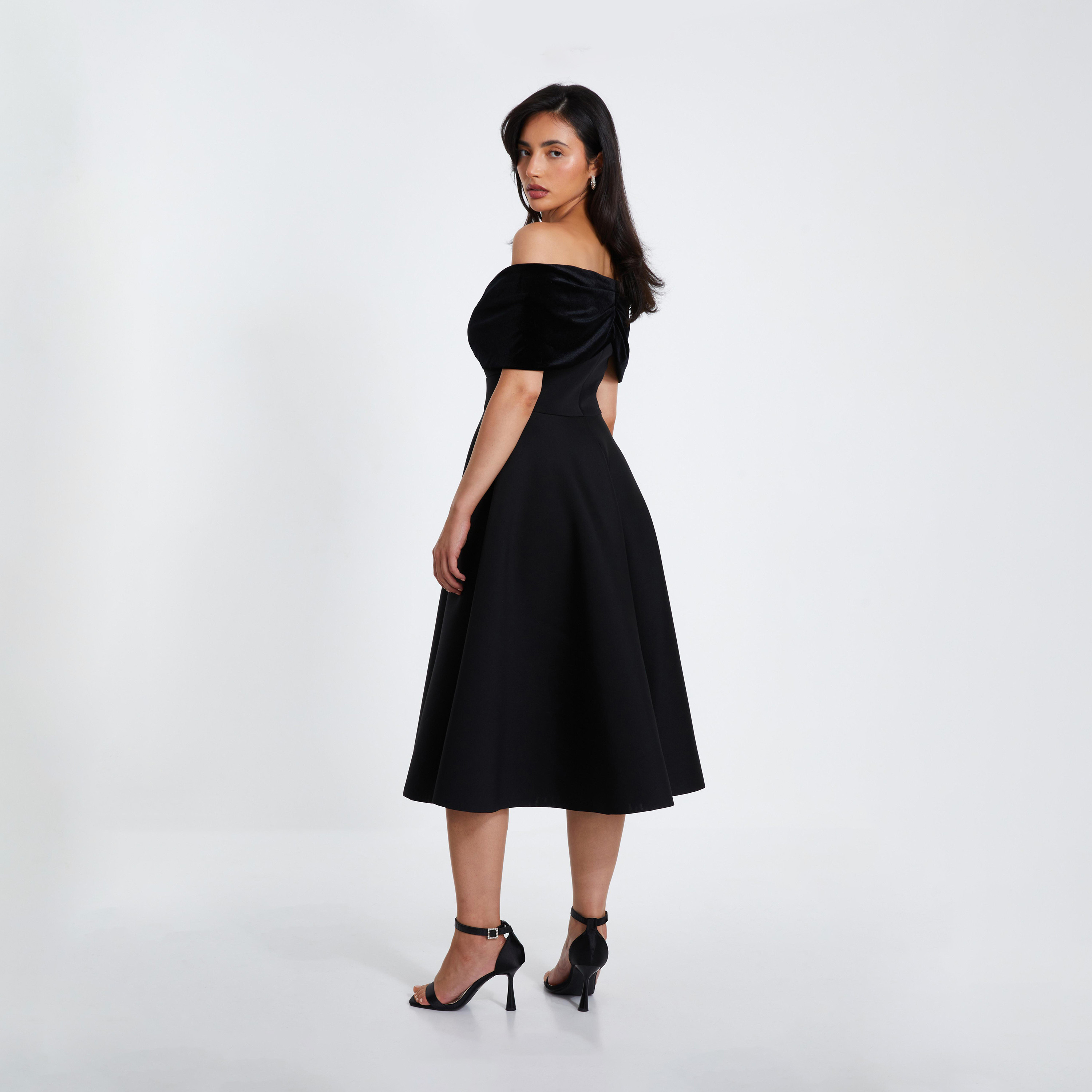 كويز- فستان سهرة ميدي أسود بكتف مكشوف من المخمل وفوم الكريب-women-clothing-dresses-image-2