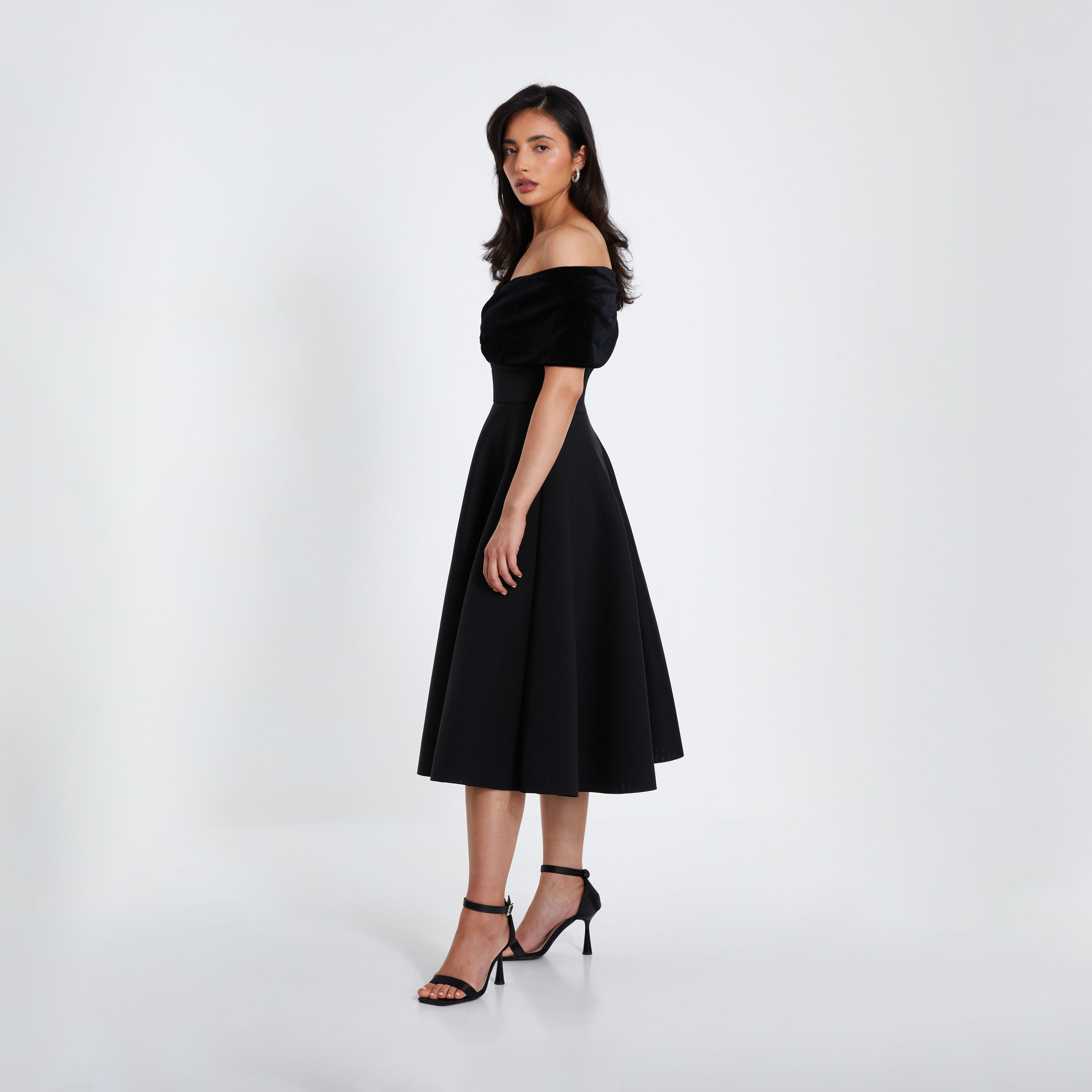 كويز- فستان سهرة ميدي أسود بكتف مكشوف من المخمل وفوم الكريب-women-clothing-dresses-image-3