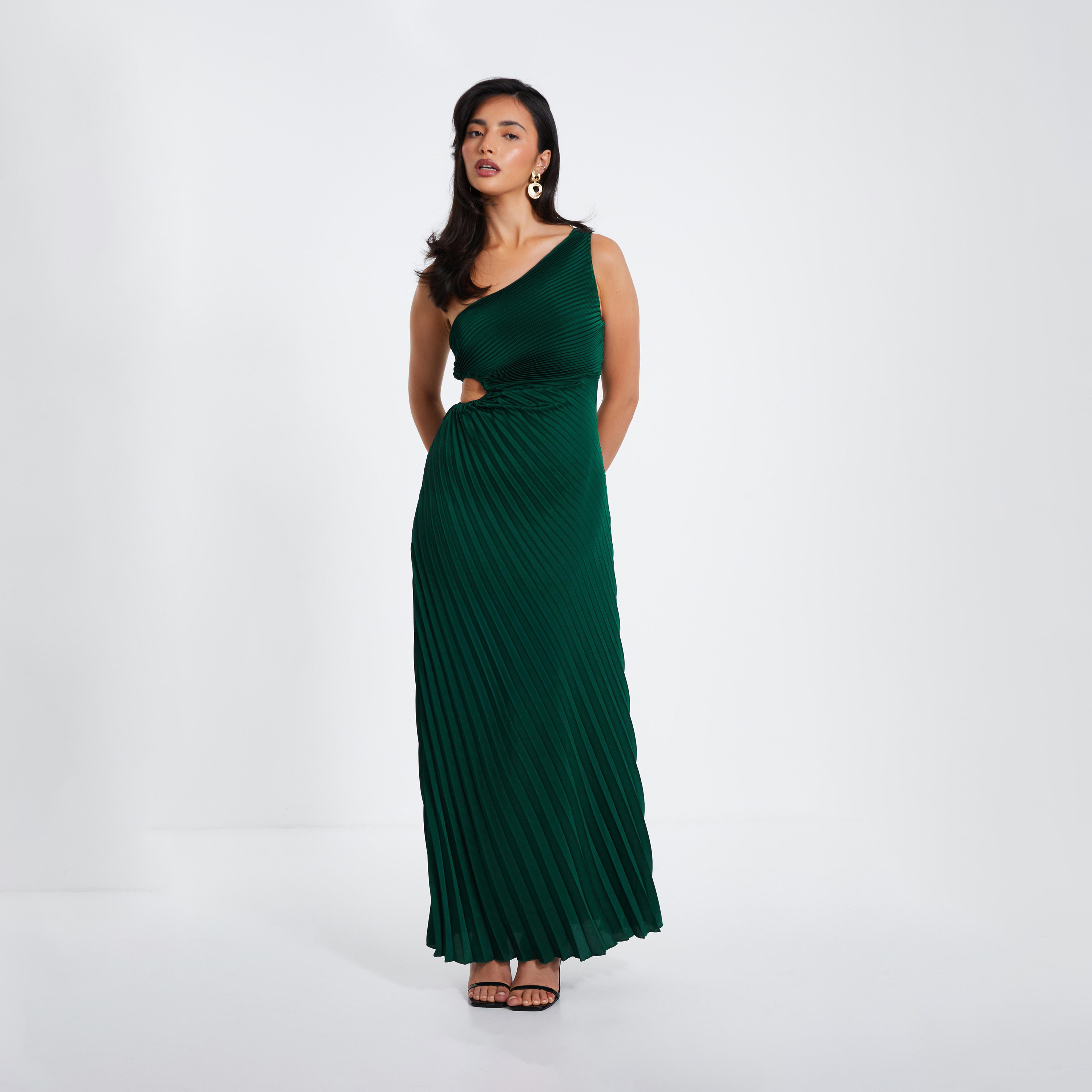 كويز-  فستان سهرة ماكسي من الساتان الأخضر الداكن بقصة باردو وبكتف واحد-women-clothing-dresses-image-1