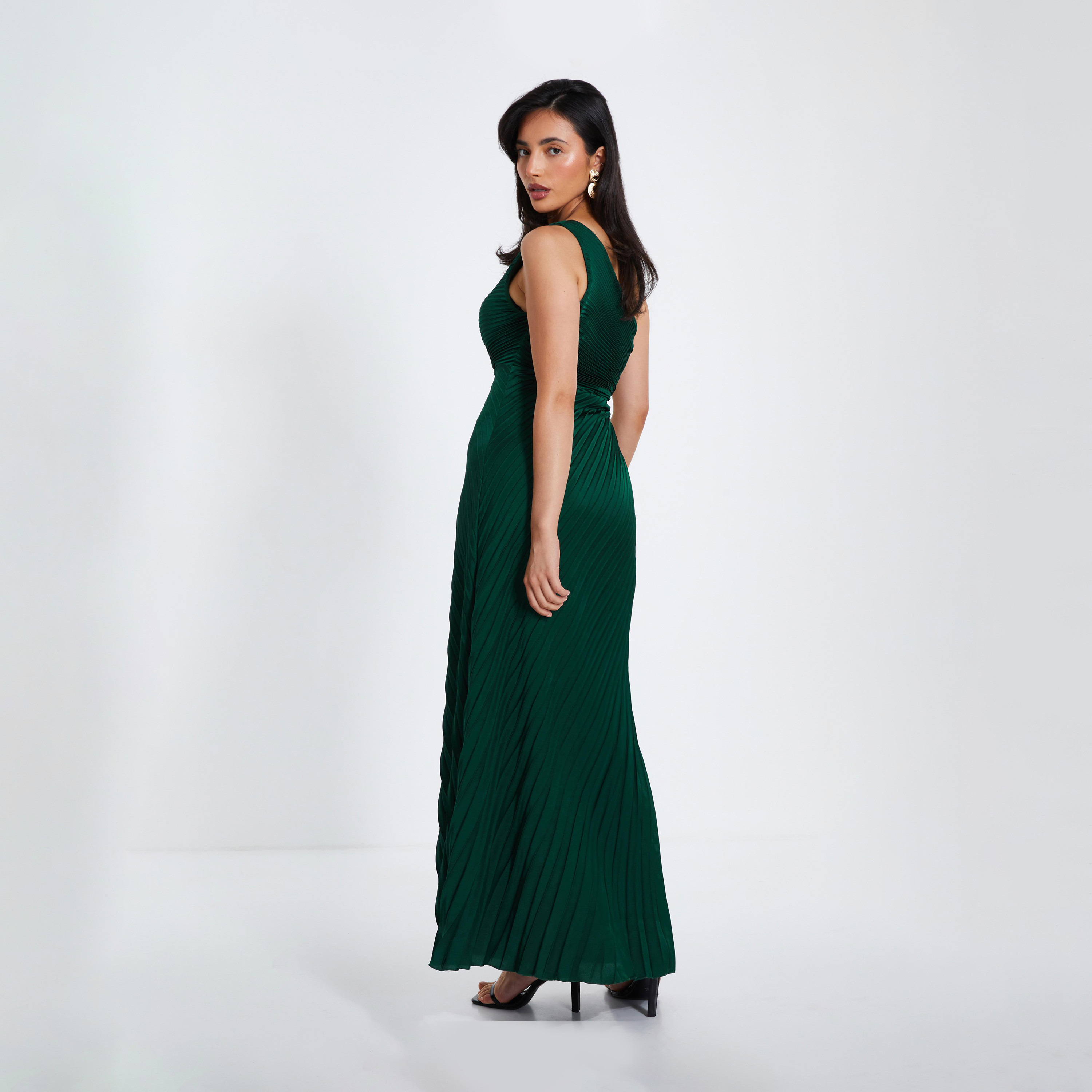كويز-  فستان سهرة ماكسي من الساتان الأخضر الداكن بقصة باردو وبكتف واحد-women-clothing-dresses-image-2