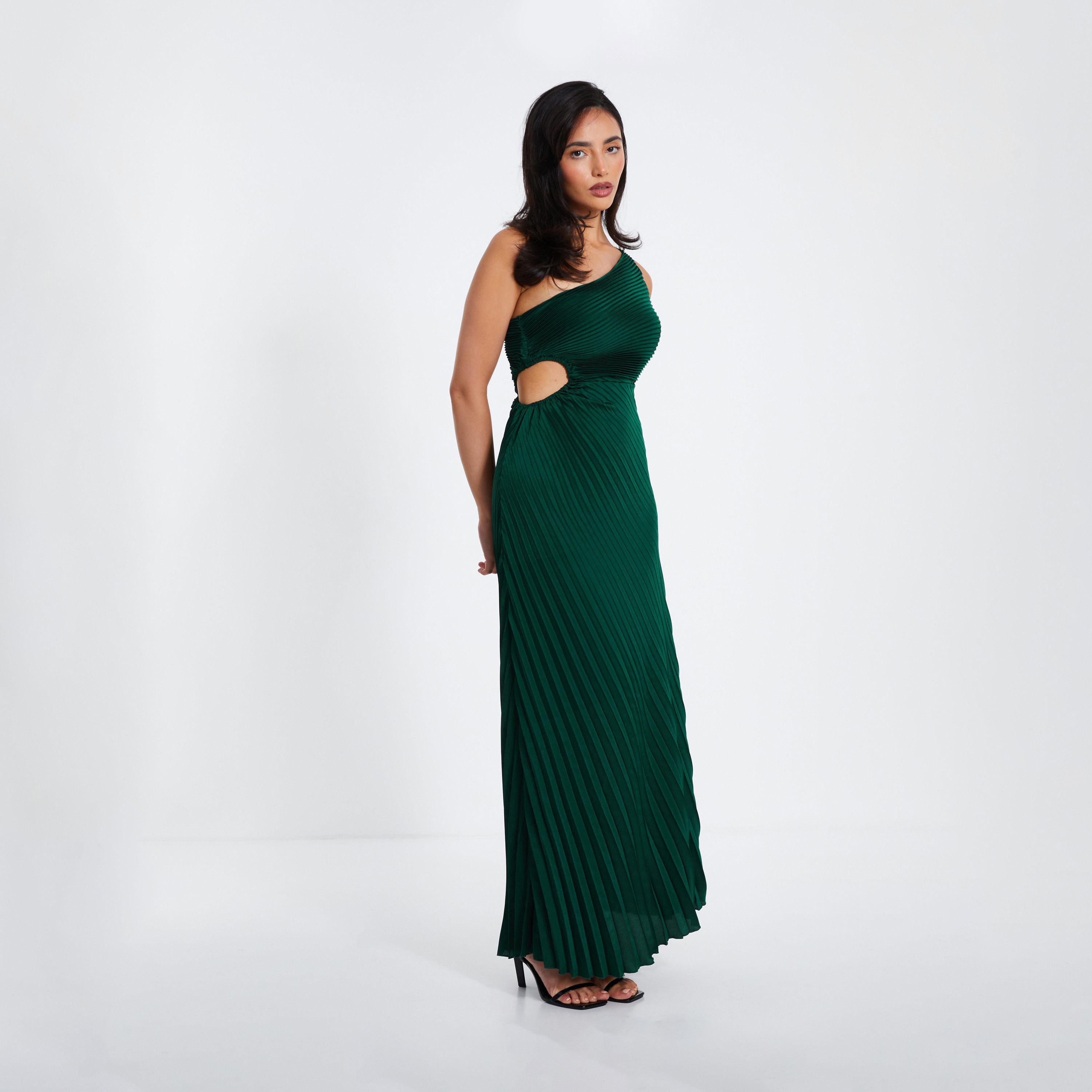 كويز-  فستان سهرة ماكسي من الساتان الأخضر الداكن بقصة باردو وبكتف واحد-women-clothing-dresses-image-3