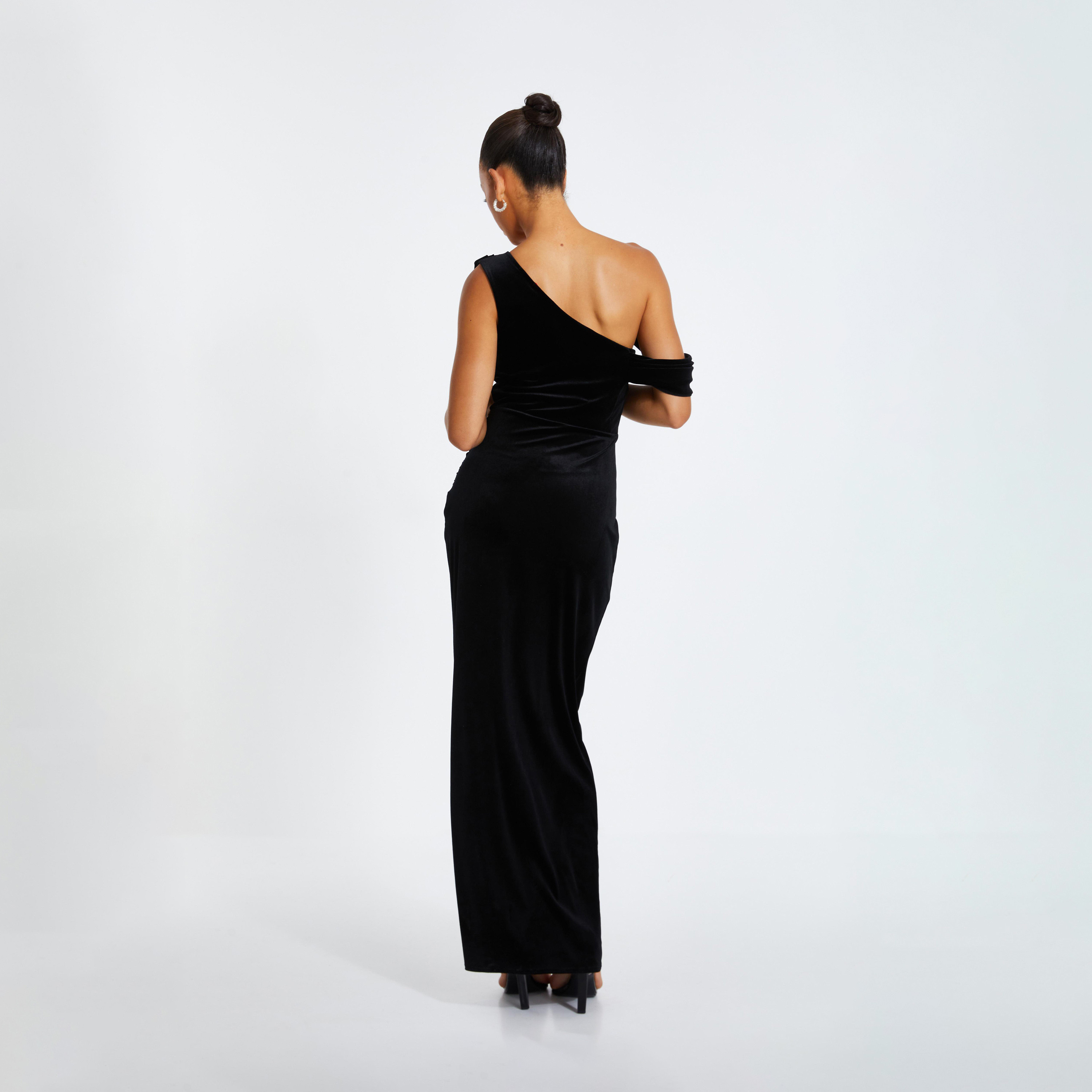 كويز-  فستان سهرة ماكسي من المخمل الأسود بقصة غير متماثلة-women-clothing-dresses-image-2