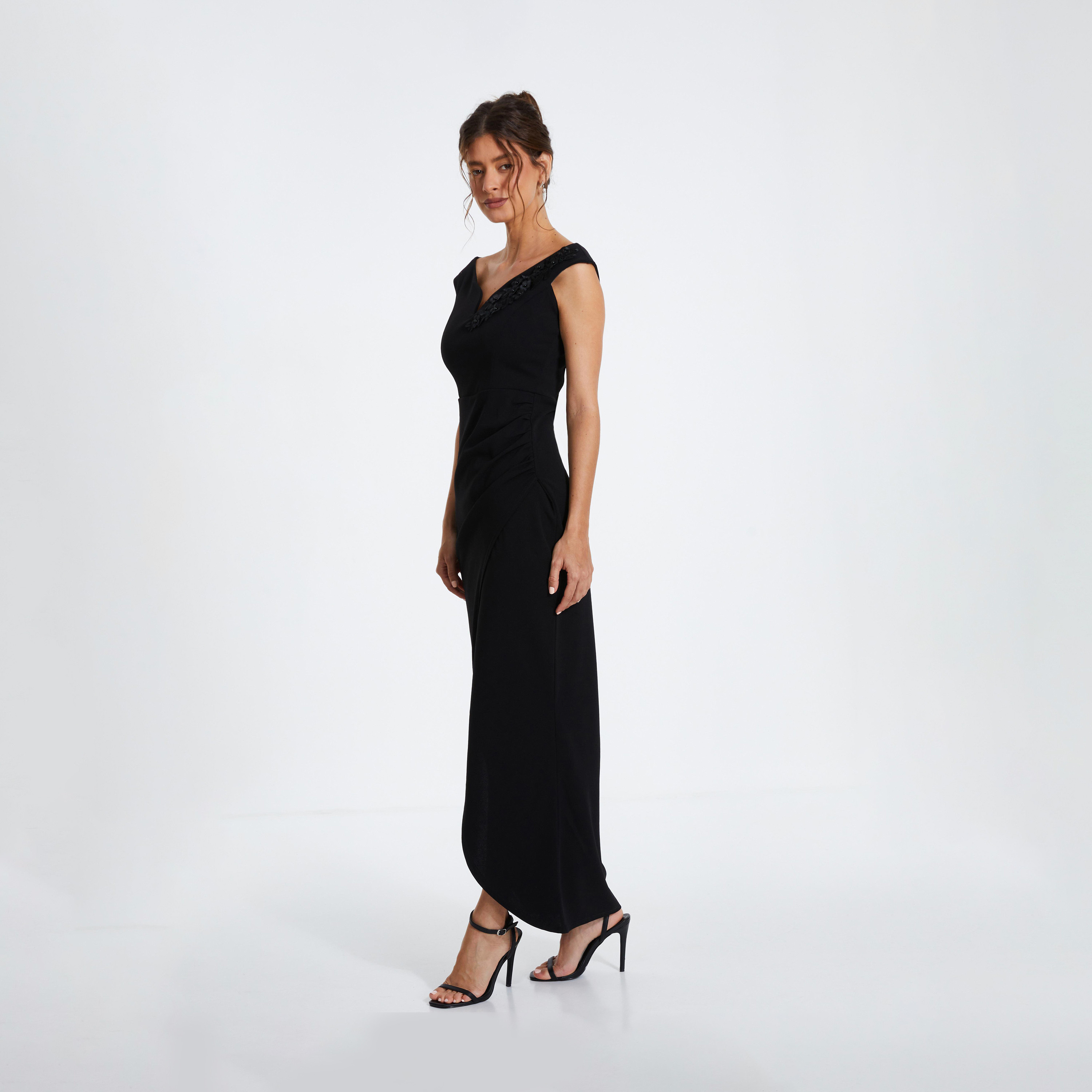كويز-  فستان ماكسي سهرة من قماش الكريب سكوبا بشريط زخرفي أسود باردوت-women-clothing-dresses-image-3