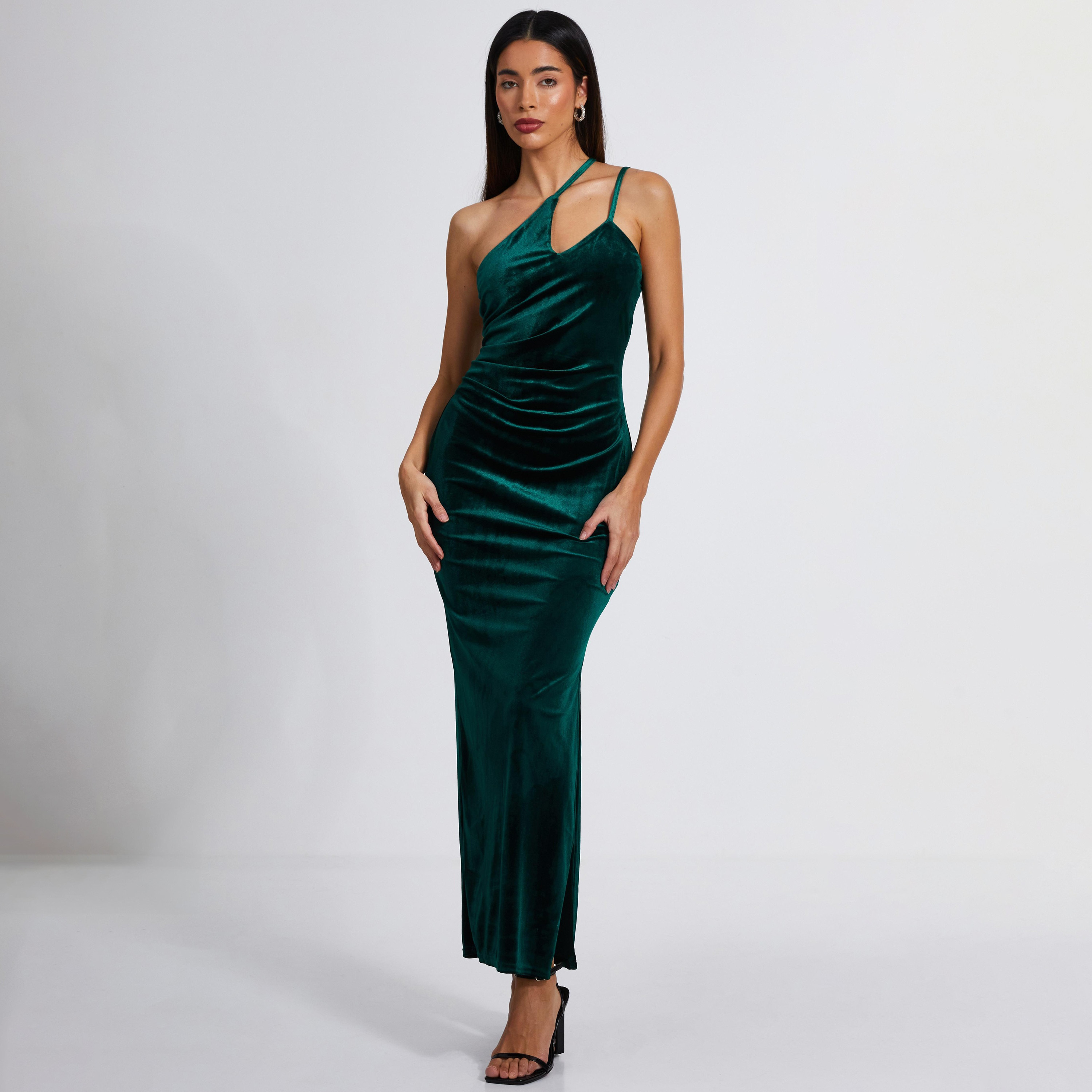 كويز- فستان سهرة ماكسي أخضر مخملي بقصّة كتف واحد-women-clothing-dresses-image-1