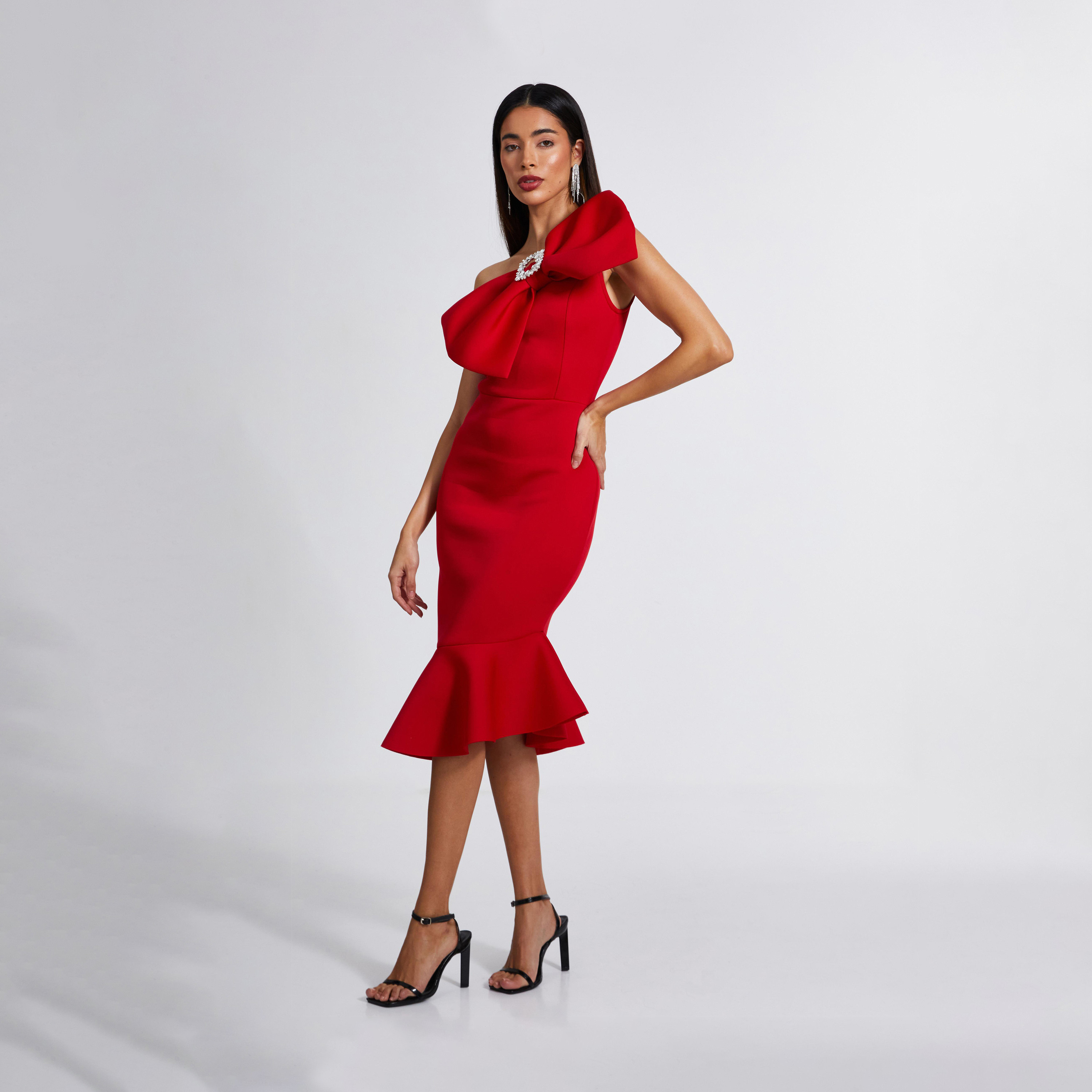كويز-  فستان متوسط ​​الطول أحمر بكتف واحد وفيونكة وكشكشة-women-clothing-dresses-image-3