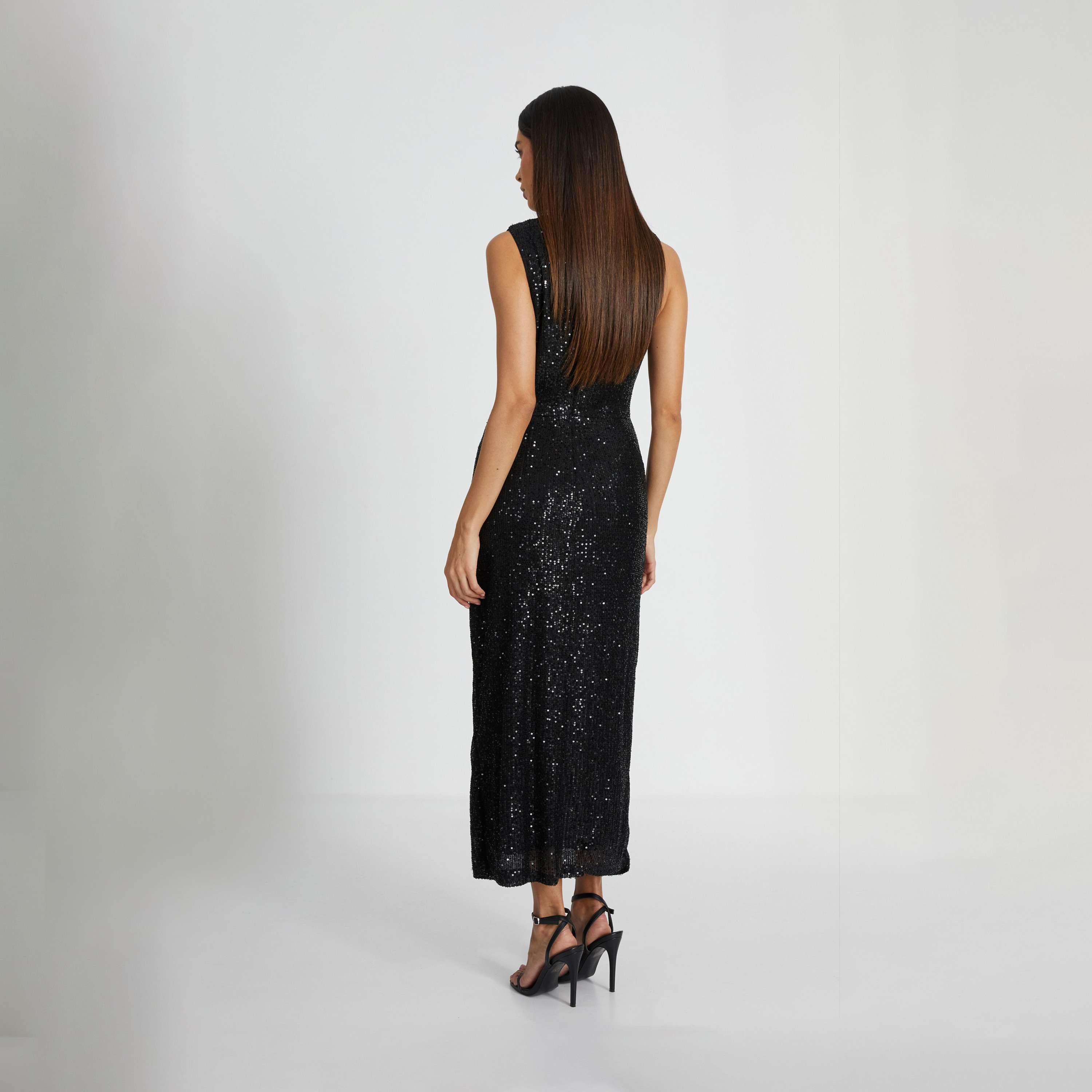 كويز-  فستان سهرة أسود بدون أكمام بياقة مستديرة ومزين بالترتر وثنيات جانبية-women-clothing-dresses-image-2