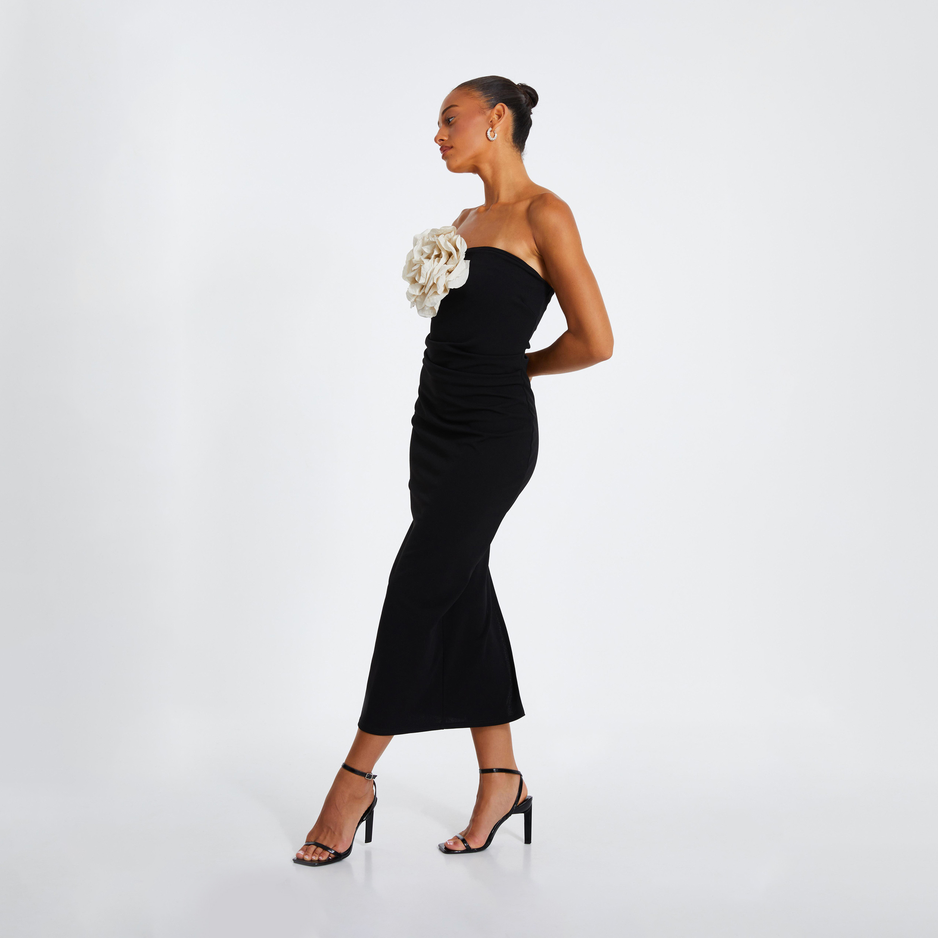كويز- فستان سهرة ميدي أسود بكتف مكشوف من الكريب الأسود مع أزهار-women-clothing-dresses-image-3