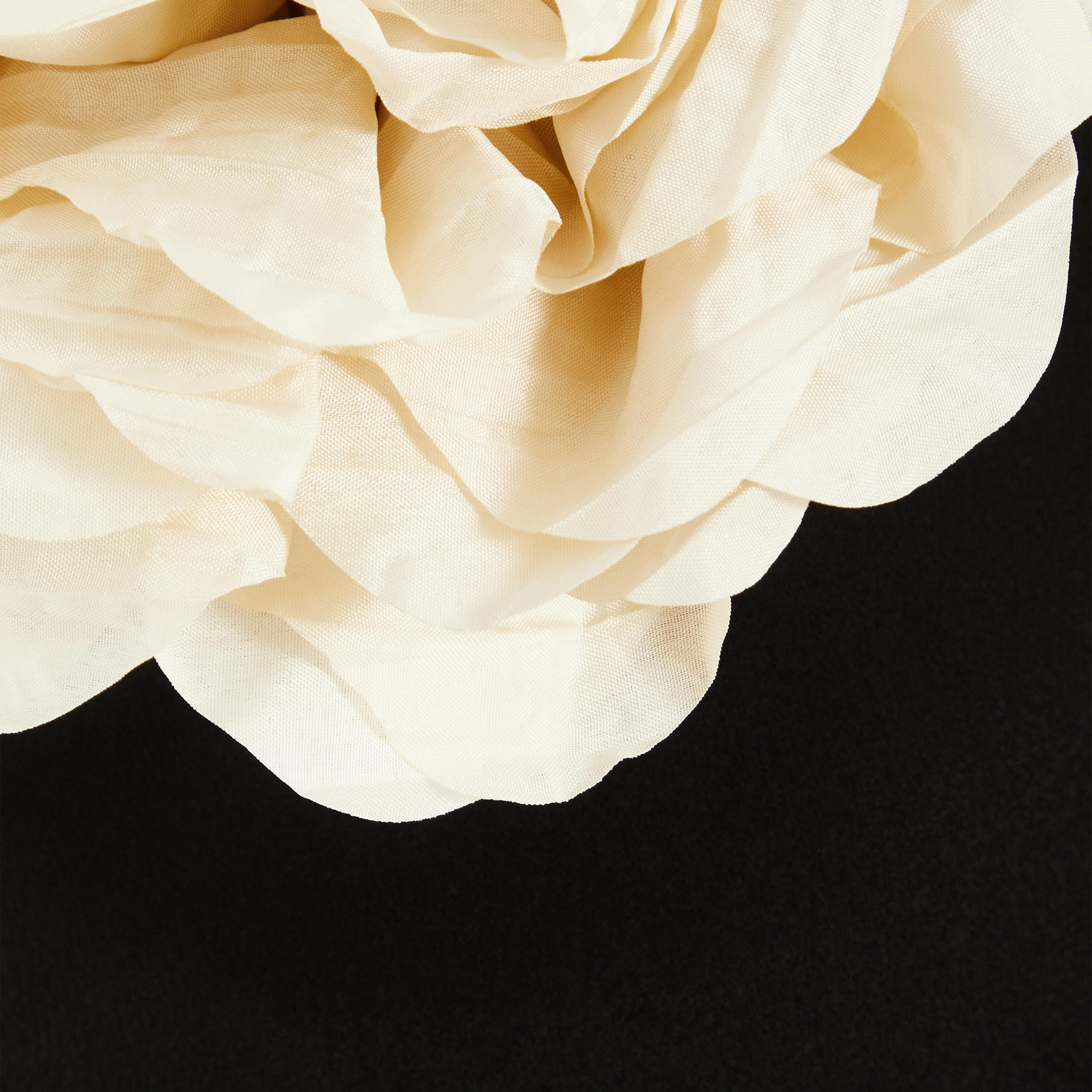 كويز- فستان سهرة ميدي أسود بكتف مكشوف من الكريب الأسود مع أزهار-women-clothing-dresses-image-4