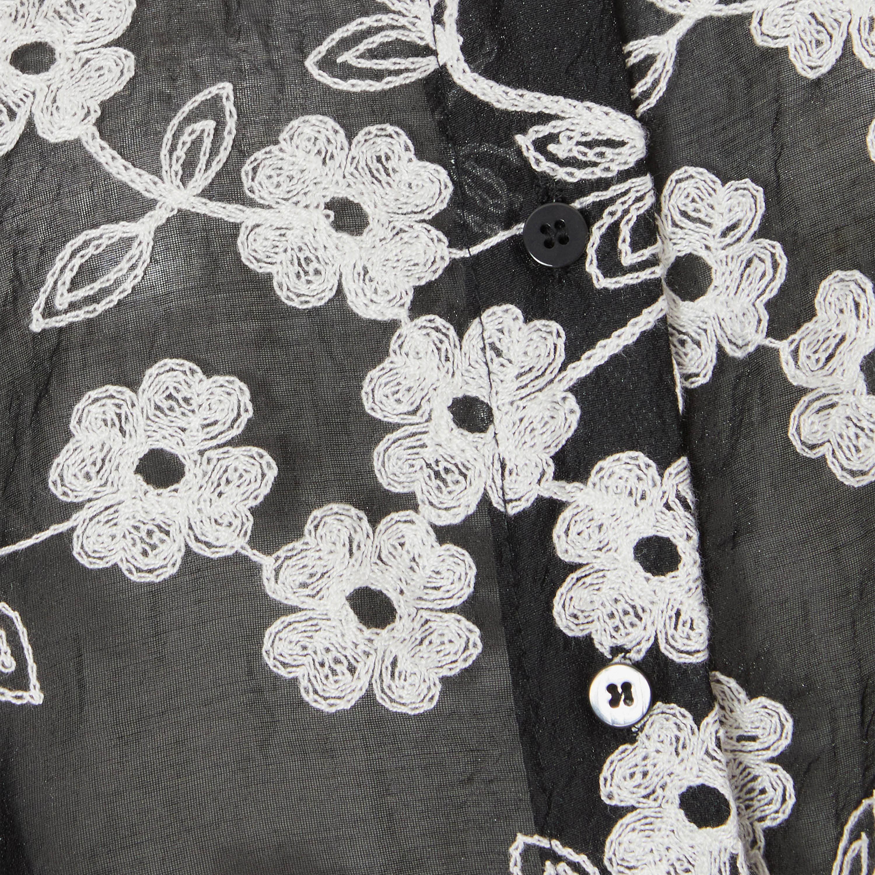 كويز-  بلوزة سوداء مطرزة بأكمام منفوخة من الأورجانزا-women-clothing-shirtsandblouses-blouses-image-6