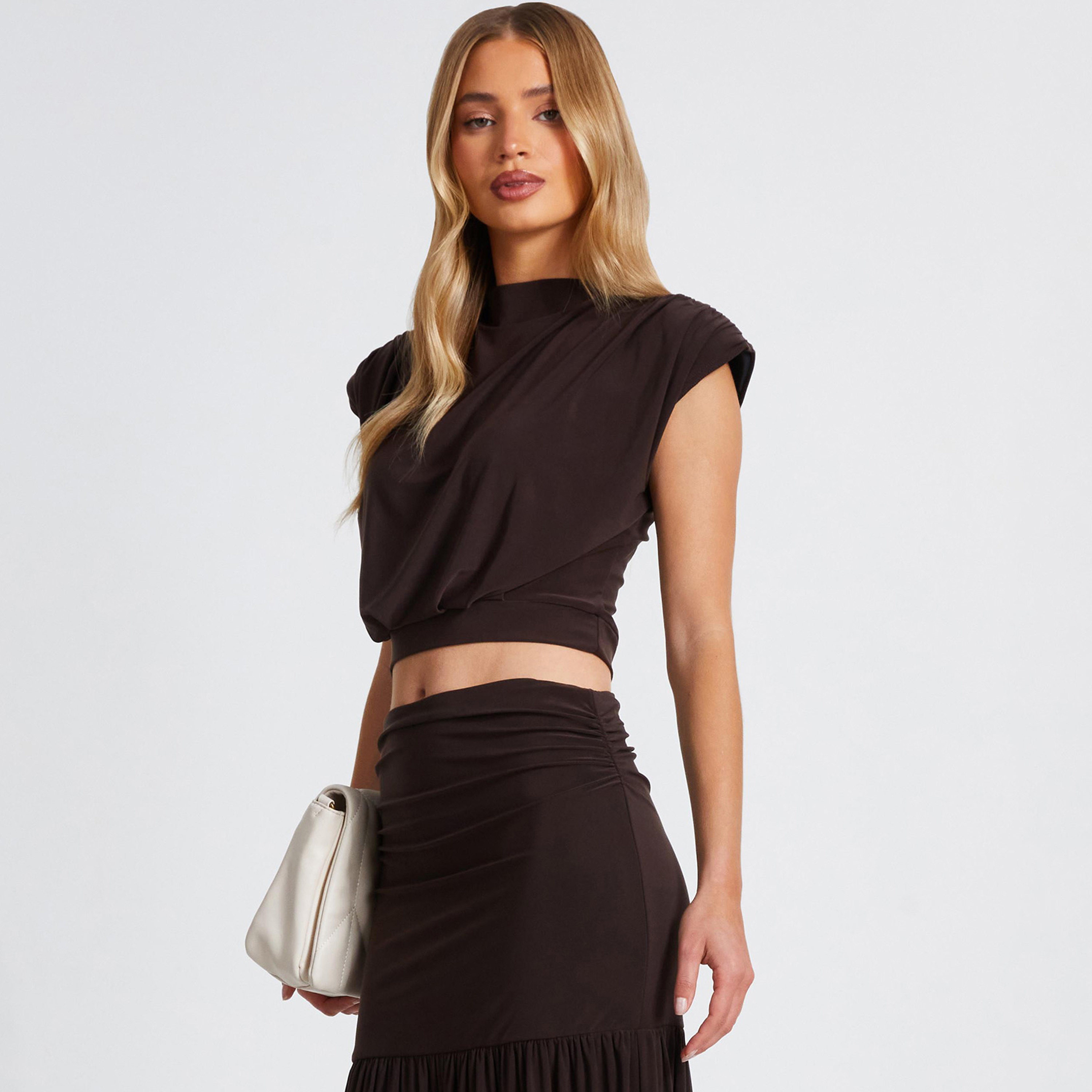 كويز-  بلوزة قصيرة بنية اللون مع حشوة كتف-women-clothing-shirtsandblouses-blouses-image-1