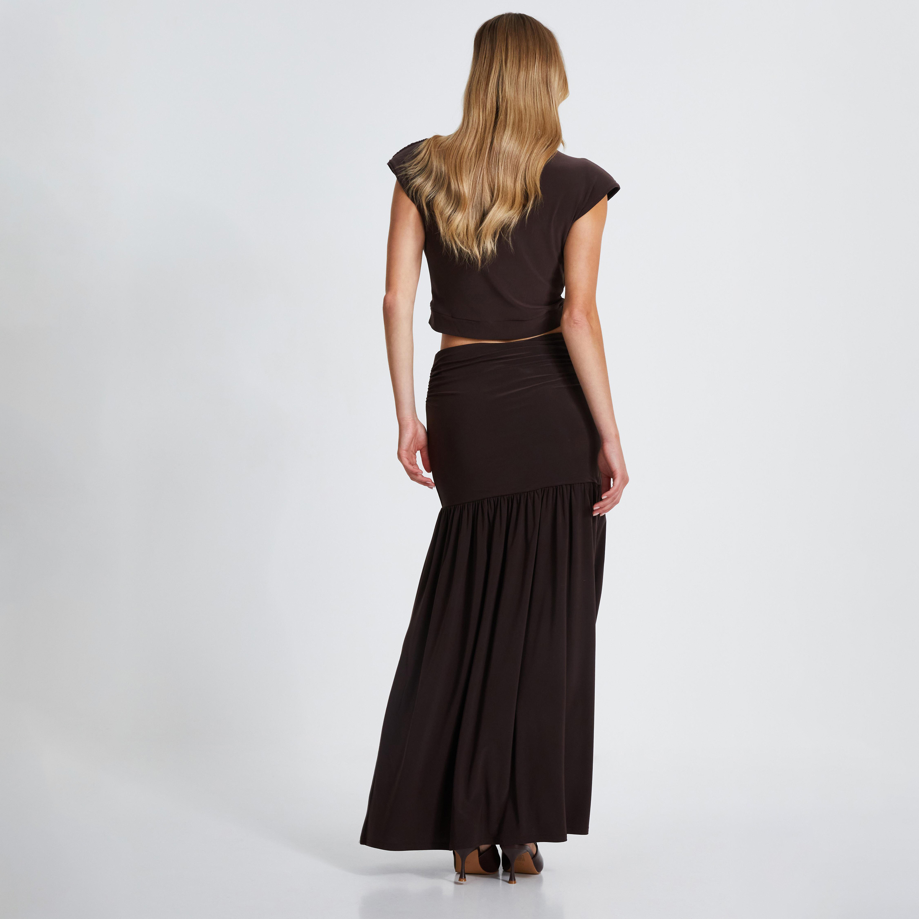 كويز-  بلوزة قصيرة بنية اللون مع حشوة كتف-women-clothing-shirtsandblouses-blouses-image-2