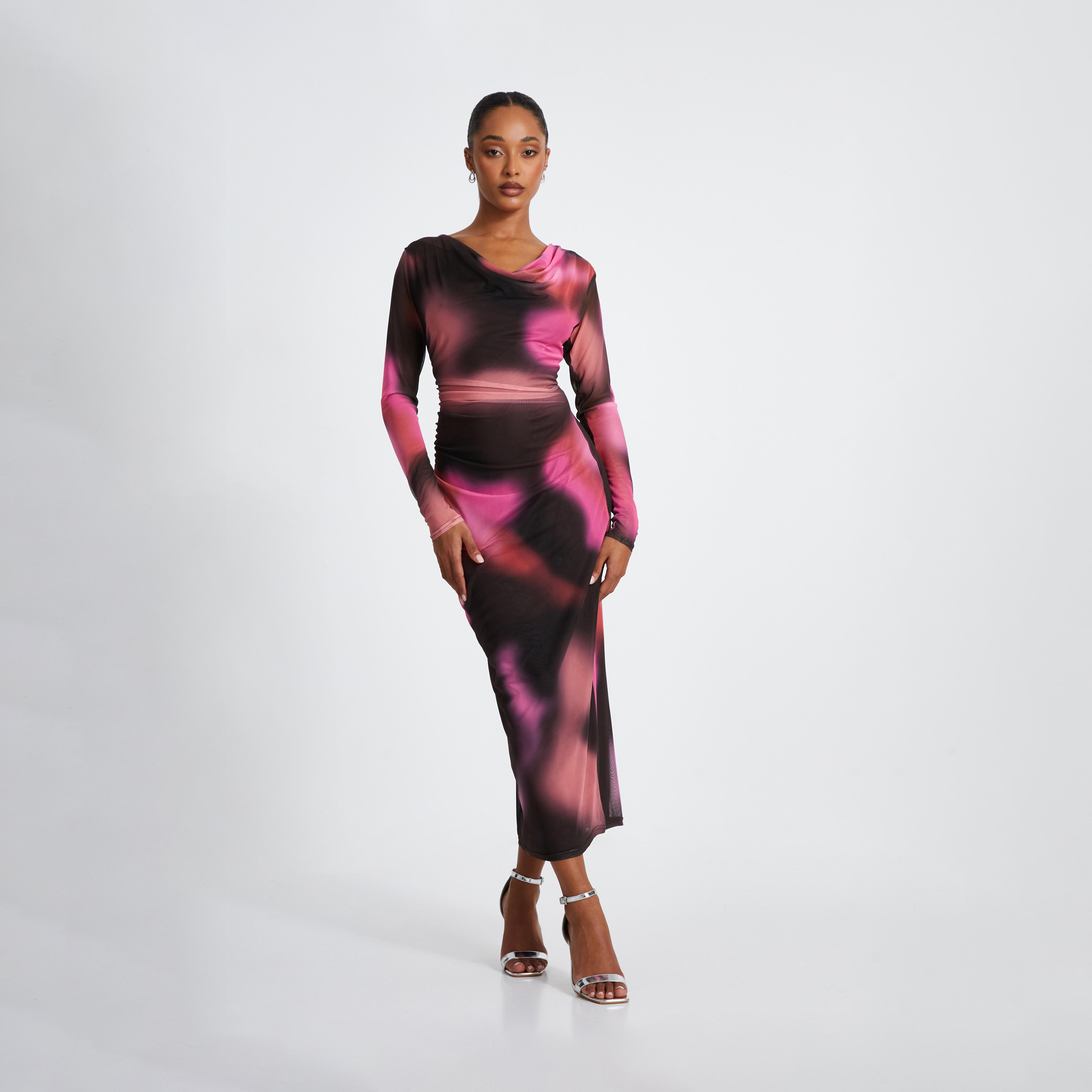 كويز-  فستان سهرة بني متوس الطول شبكي ورقبة مقصوصة وأكمام طويلة-women-clothing-dresses-image-1
