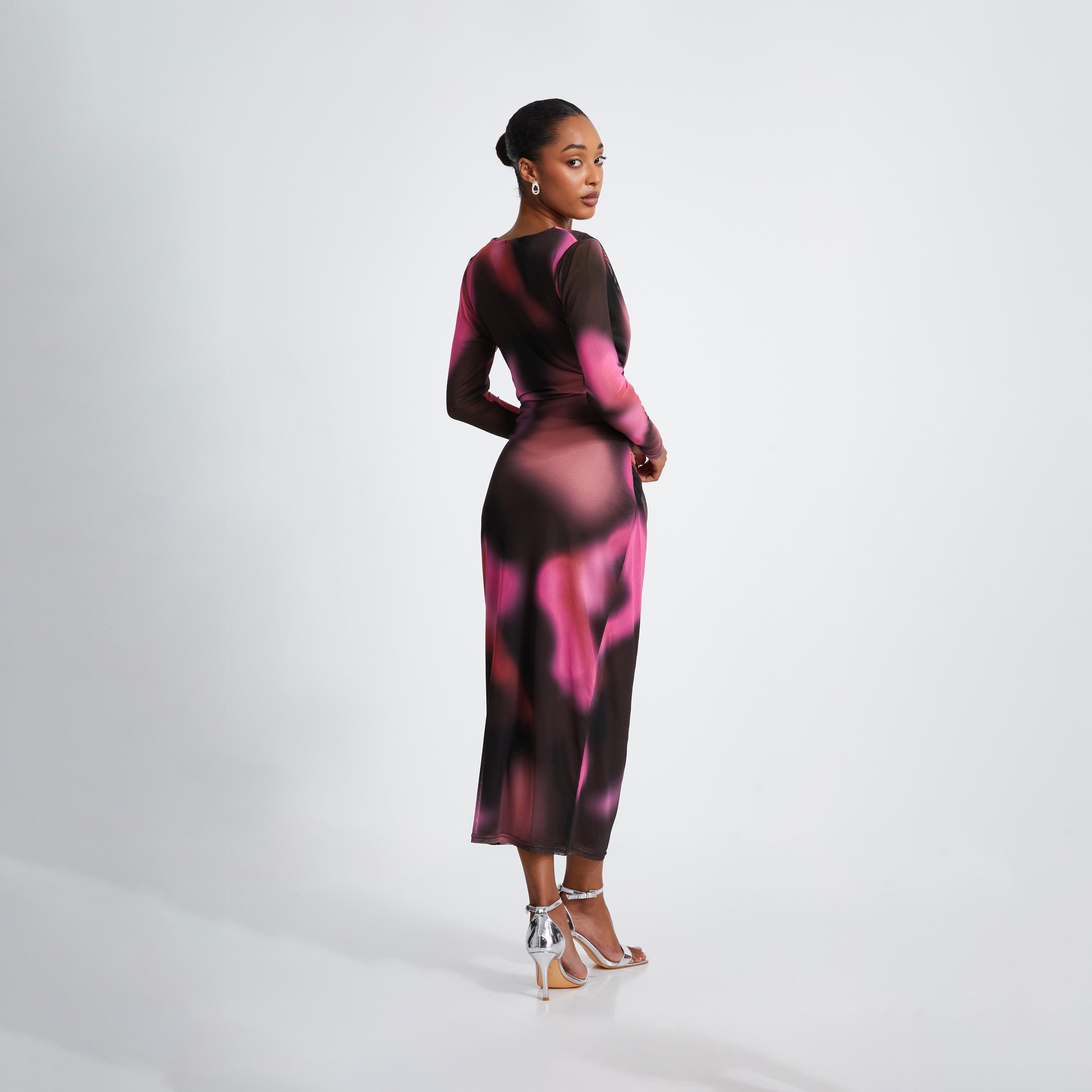 كويز-  فستان سهرة بني متوس الطول شبكي ورقبة مقصوصة وأكمام طويلة-women-clothing-dresses-image-2
