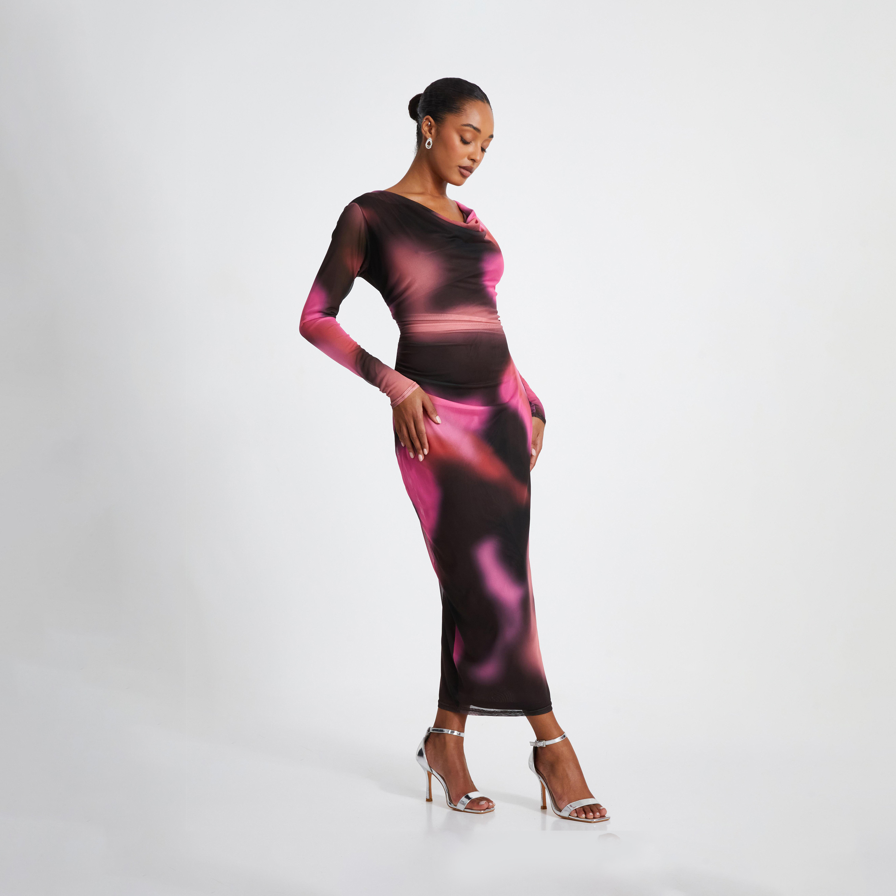 كويز-  فستان سهرة بني متوس الطول شبكي ورقبة مقصوصة وأكمام طويلة-women-clothing-dresses-image-3