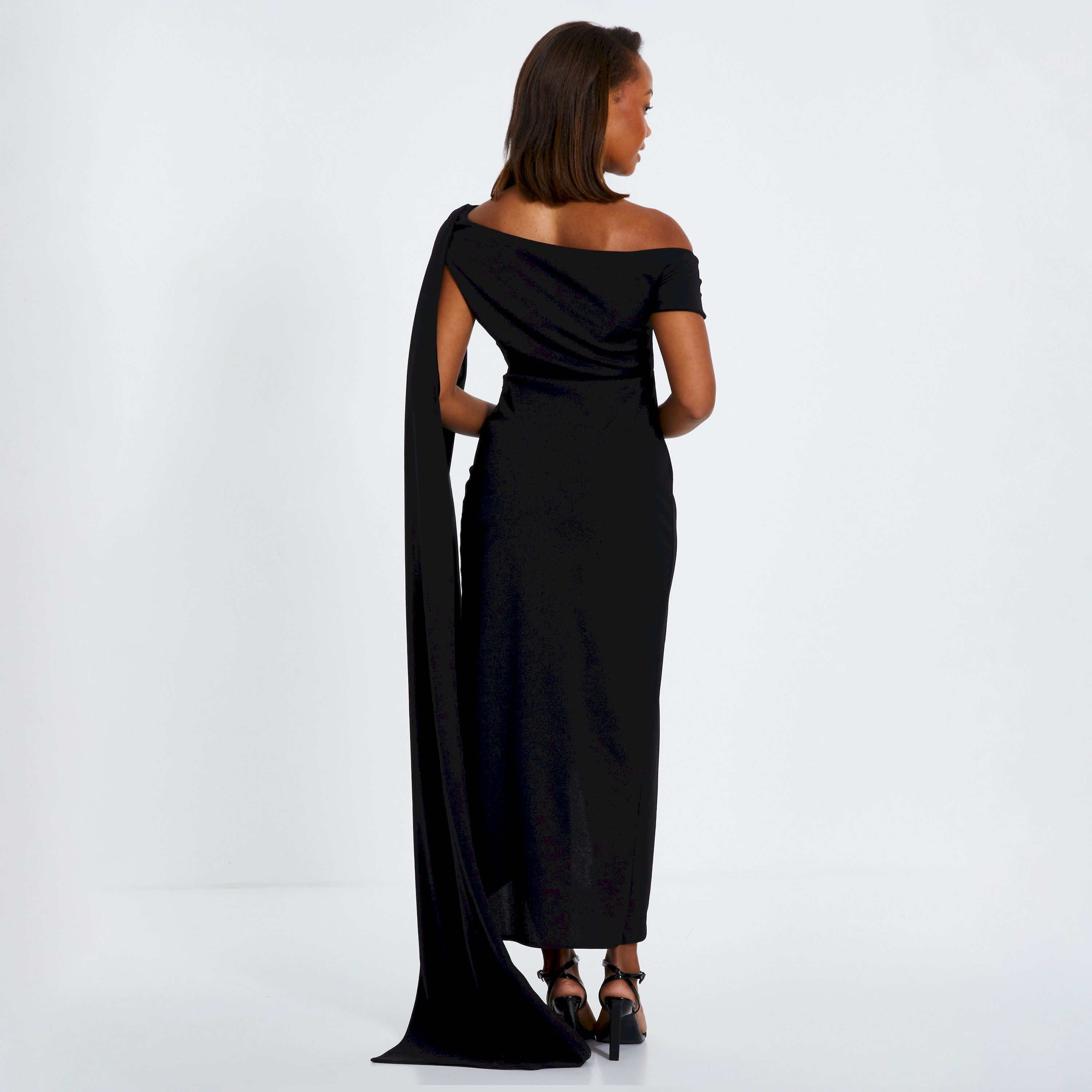 كويز-  فستان ماكسي أسود من الكريب سكوبا بدون أكتاف وبحزام-women-clothing-dresses-image-3