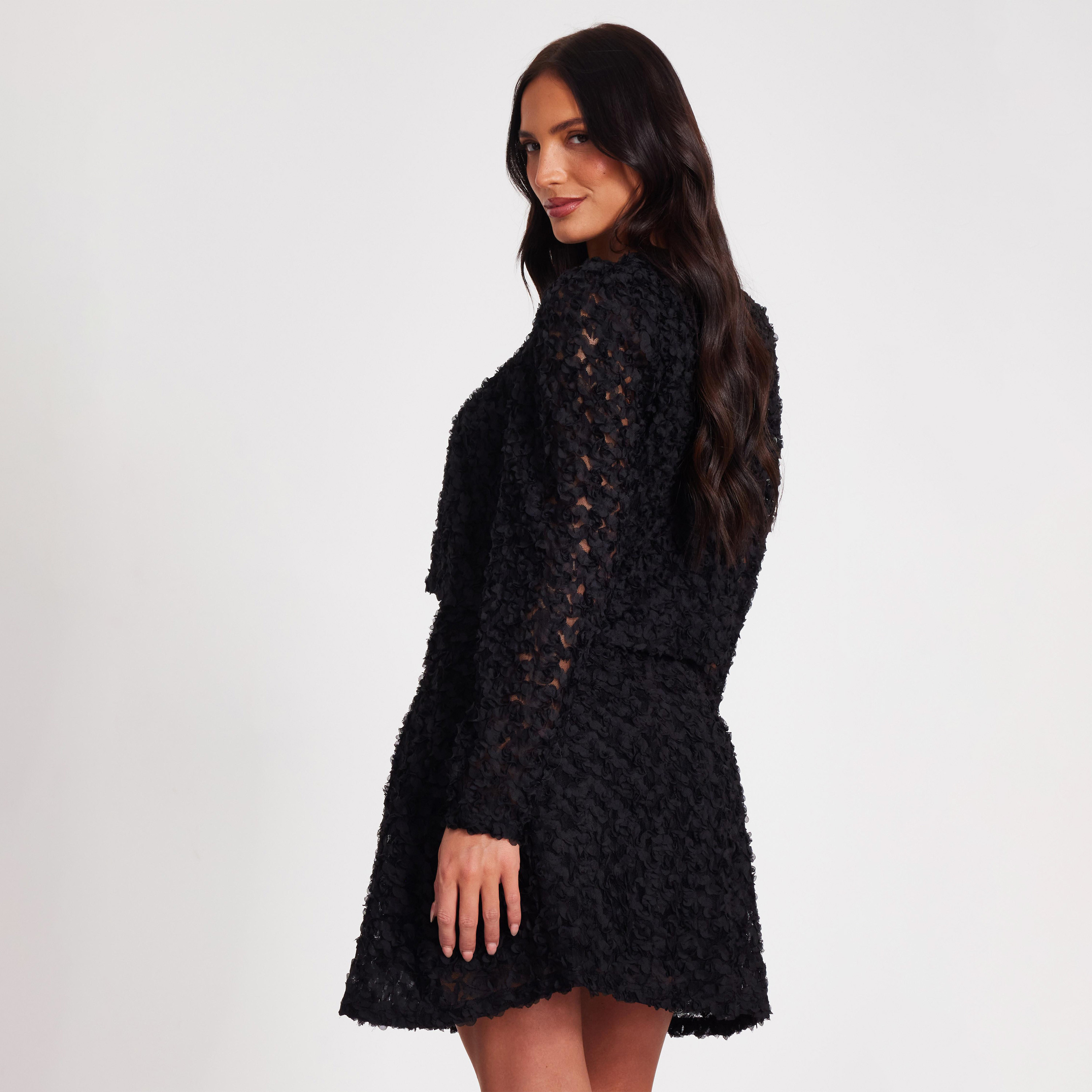 كويز-  سترة قصيرة سوداء من الشيفون المزهر ثلاثي الأبعاد برقبة دائرية-women-winterwear-coatsandjackets-jackets-image-2
