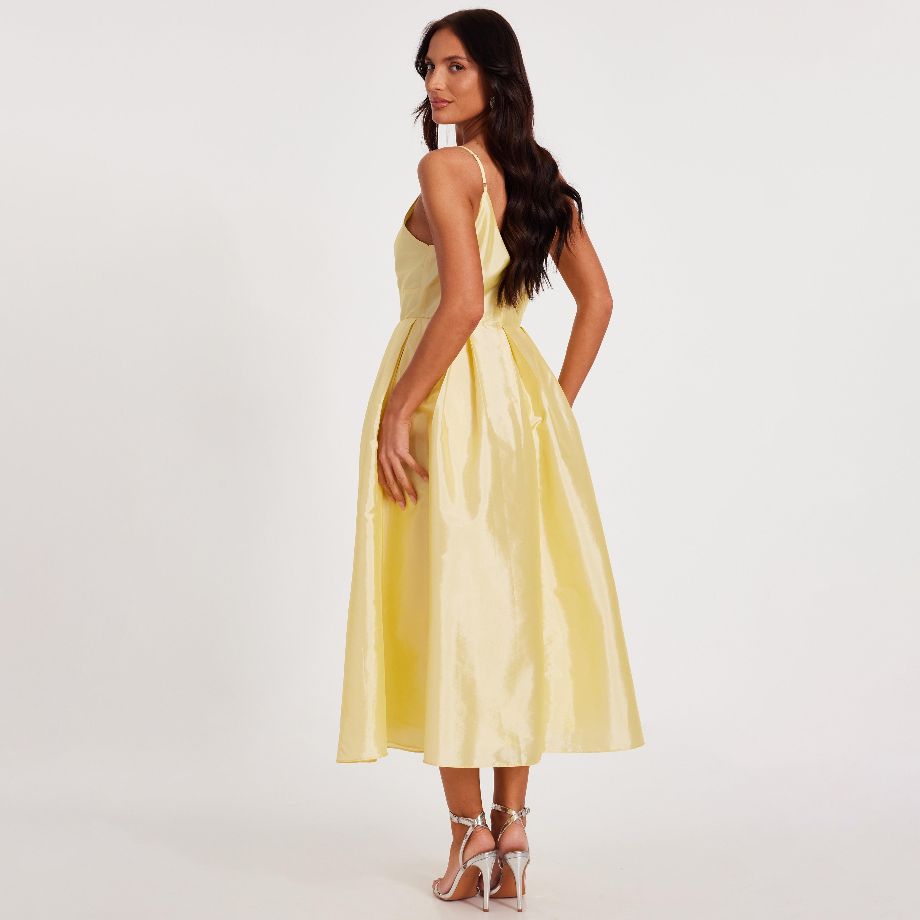 فستان نسائي متوسط الطول تافيتا بحمالات كتف ومطوي باللون الأصفر من كويز-women-clothing-dresses-image-3