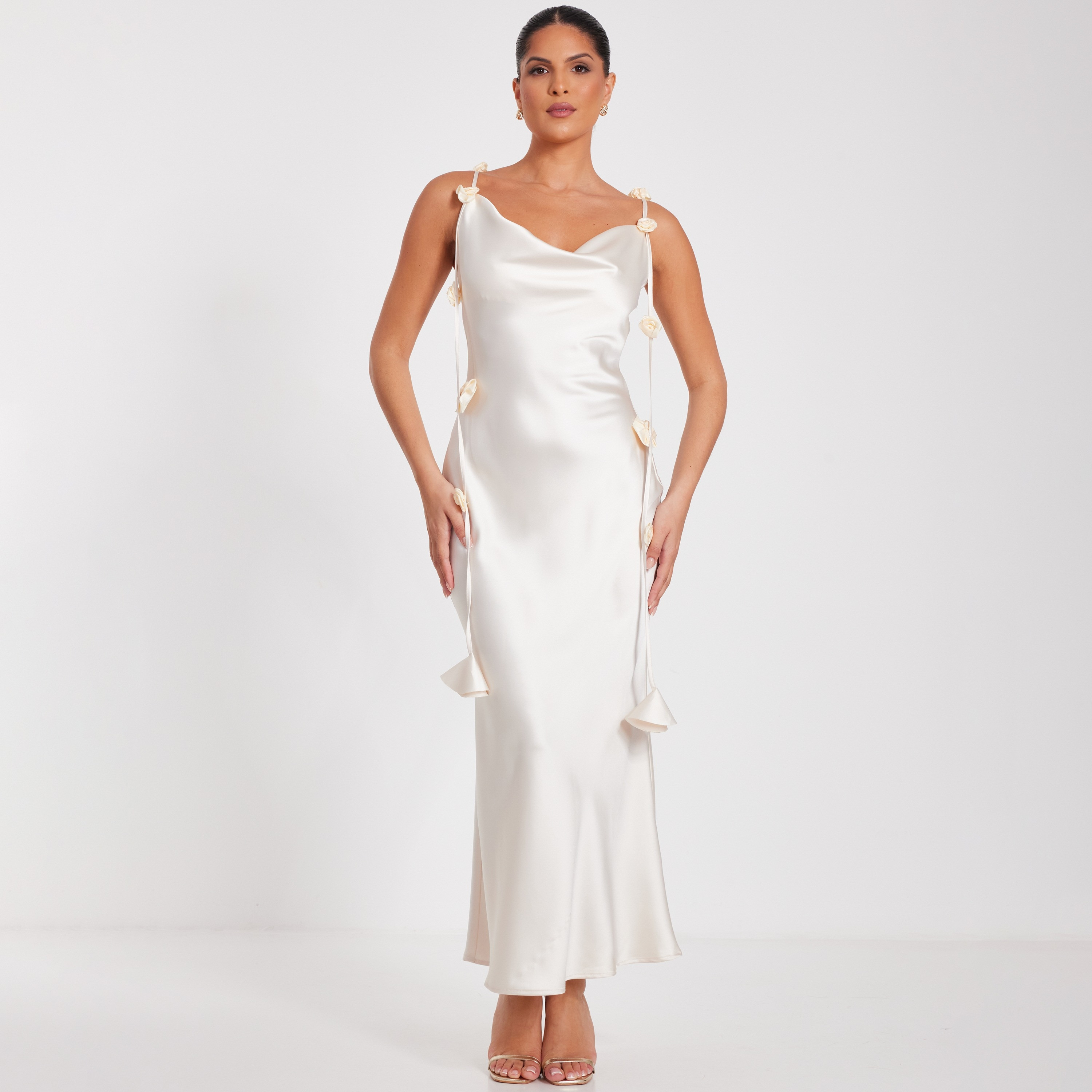 فستان سهرة ماكسي نسائي أبيض بتصميم من الساتان بفتحة رقبة واسعة من كويز-women-clothing-dresses-image-1