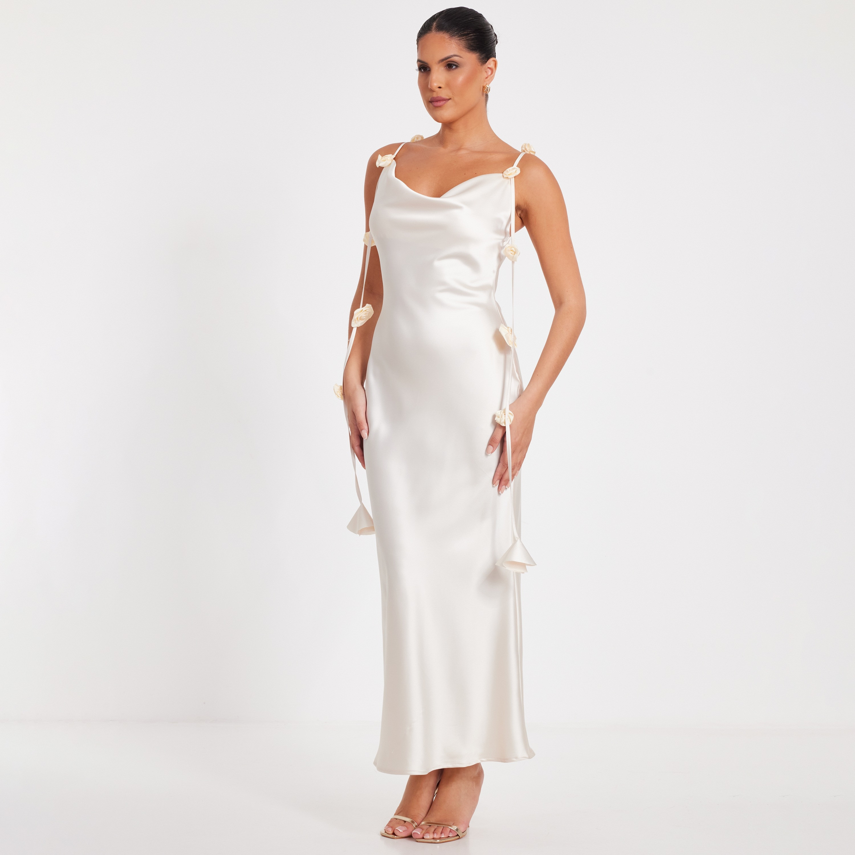 فستان سهرة ماكسي نسائي أبيض بتصميم من الساتان بفتحة رقبة واسعة من كويز-women-clothing-dresses-image-2