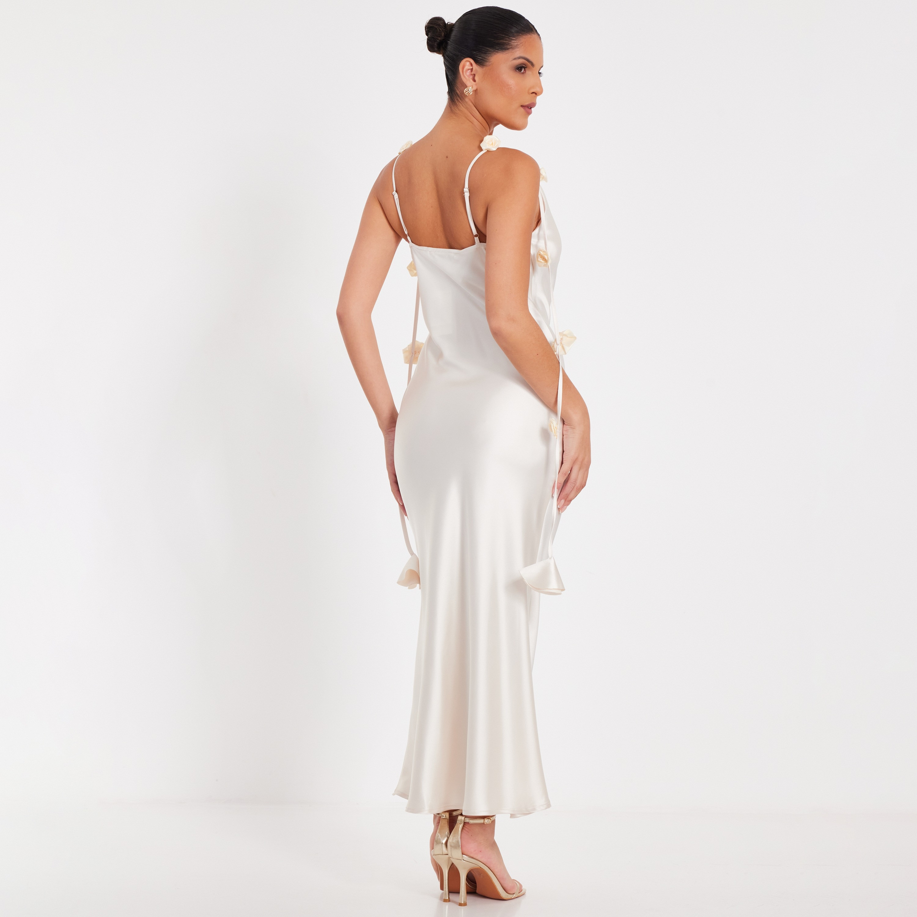 فستان سهرة ماكسي نسائي أبيض بتصميم من الساتان بفتحة رقبة واسعة من كويز-women-clothing-dresses-image-3