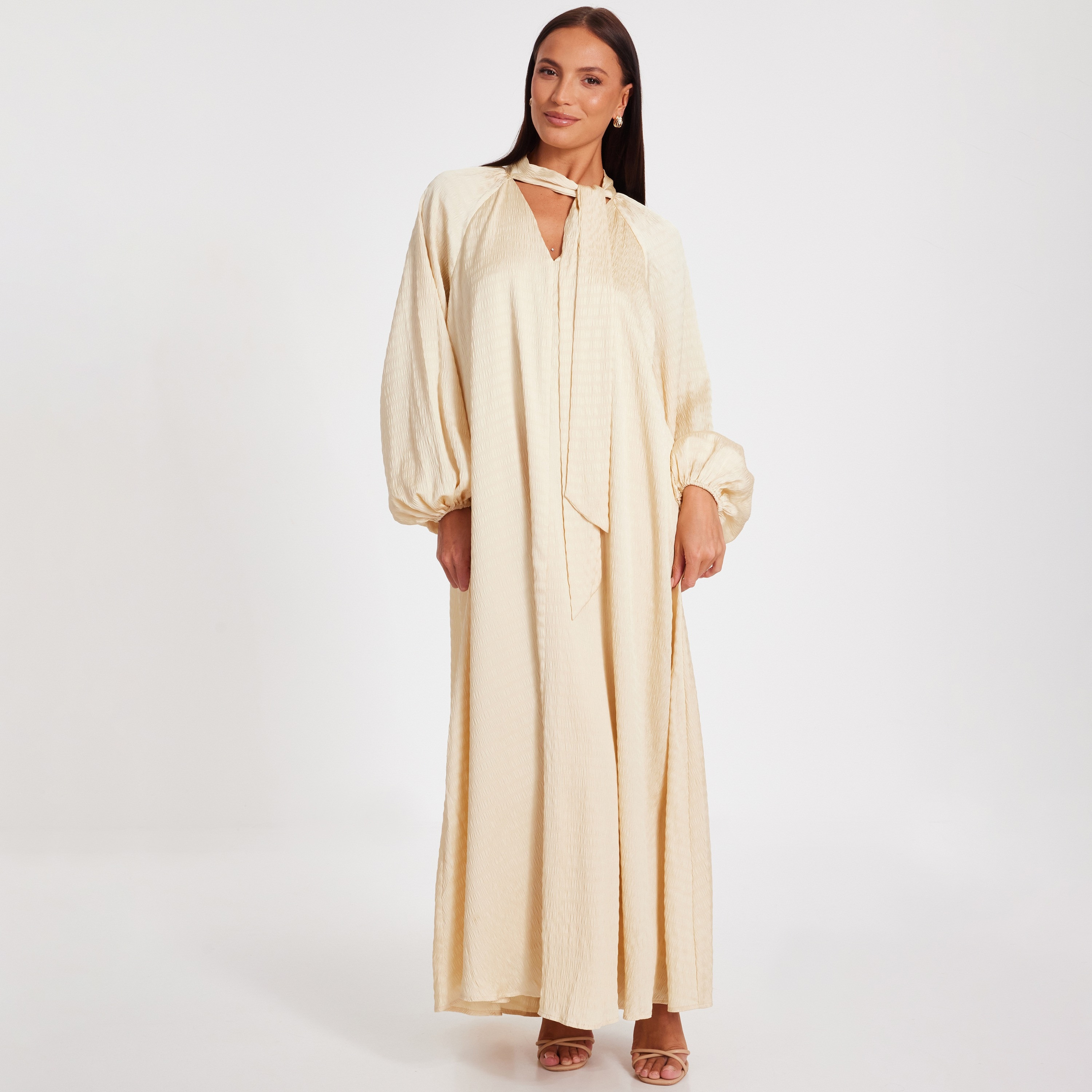قفطان ماكسي نسائي أصفر اللون برباط من الساتان المزخرف بأكمام منفوخة من كويز-women-clothing-dresses-image-1