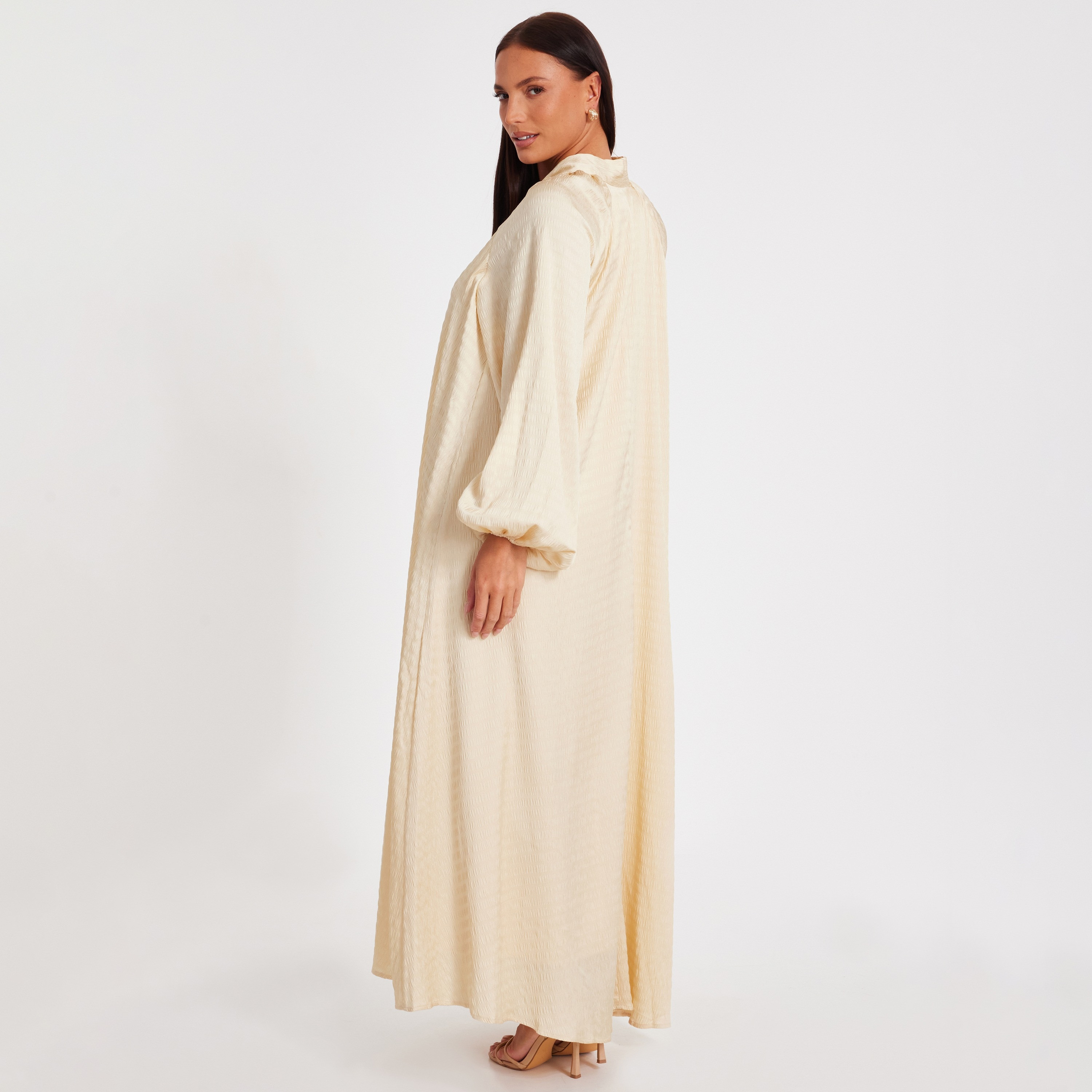 قفطان ماكسي نسائي أصفر اللون برباط من الساتان المزخرف بأكمام منفوخة من كويز-women-clothing-dresses-image-3